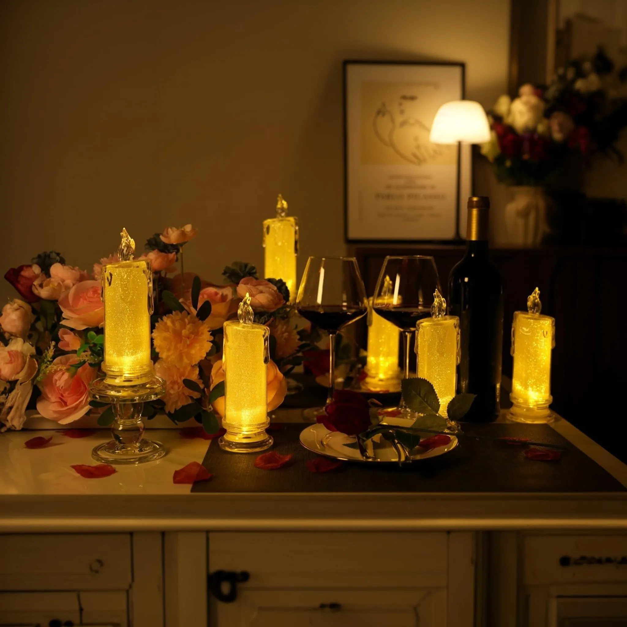 Tisch mit Kerzen, Weingläsern, Weinflasche, Rosen und einer Lampe. Weiche Beleuchtung schafft Romantik.