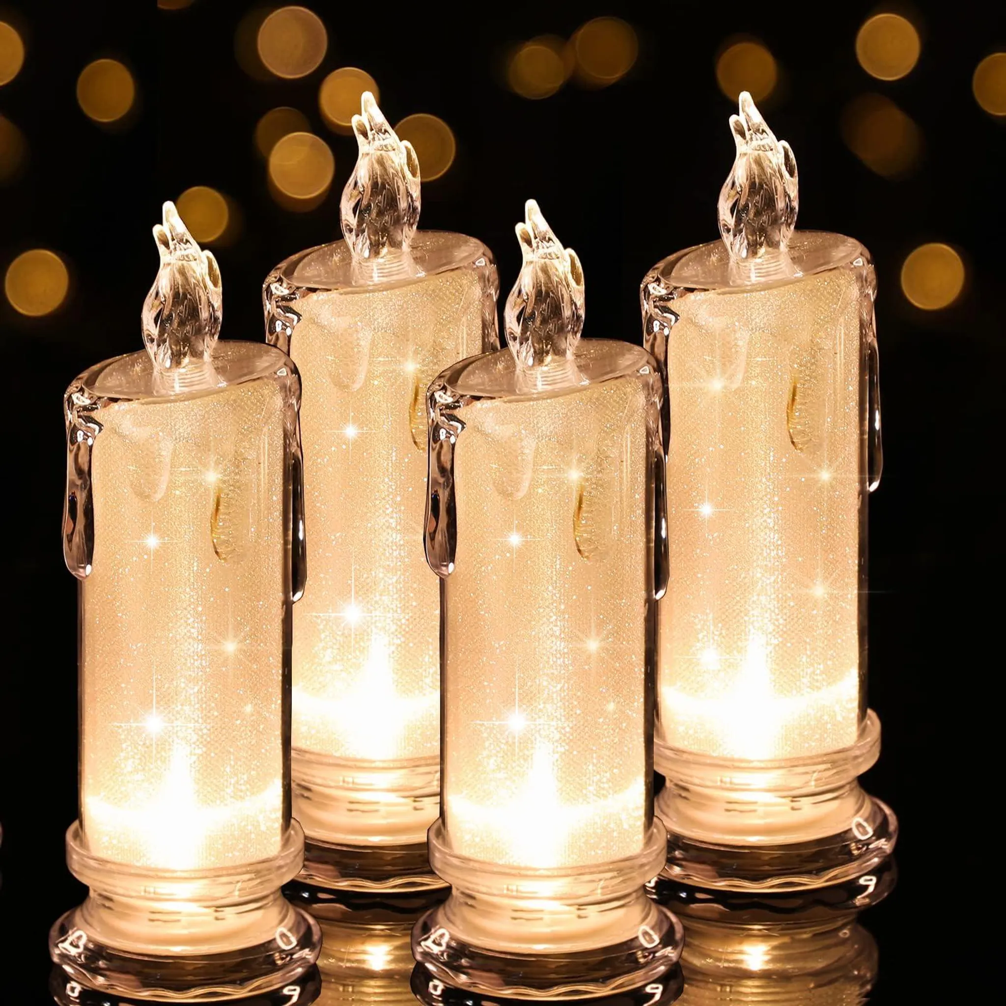 Vier beleuchtete, klare, kerzenförmige Lichter mit klaren, flammenartigen Spitzen auf einer reflektierenden schwarzen Oberfläche, Bokeh-Hintergrund.