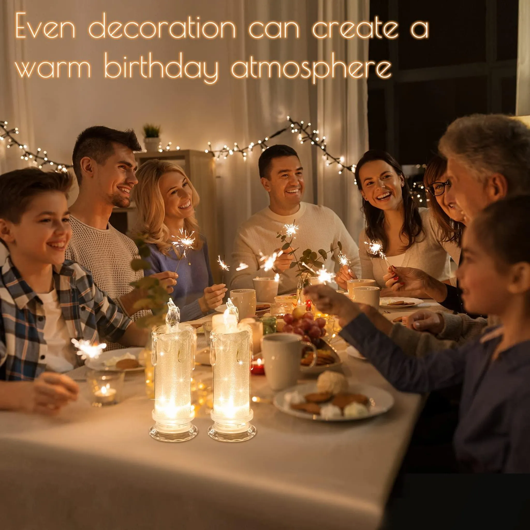 Menschen feiern an einem Tisch mit Wunderkerzen und Kerzen. Warme Beleuchtung und Dekorationen schaffen eine festliche Atmosphäre.