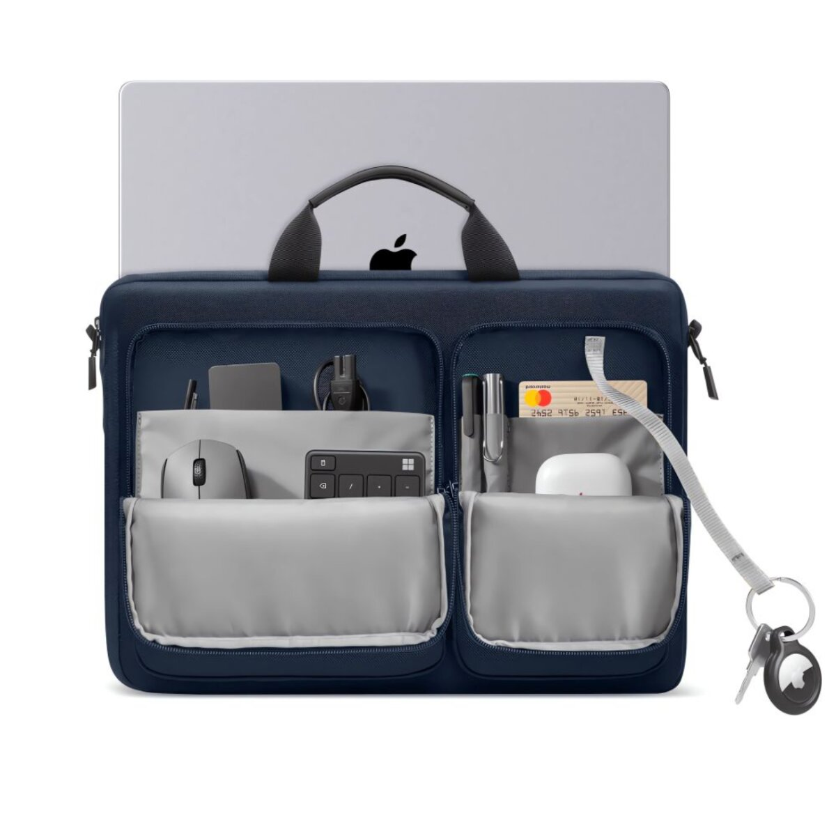 Sac pour ordinateur portable bleu marine avec plusieurs poches. Contient un ordinateur portable, souris, clavier, stylos, carte de crédit et AirPods, avec un porte-clés.