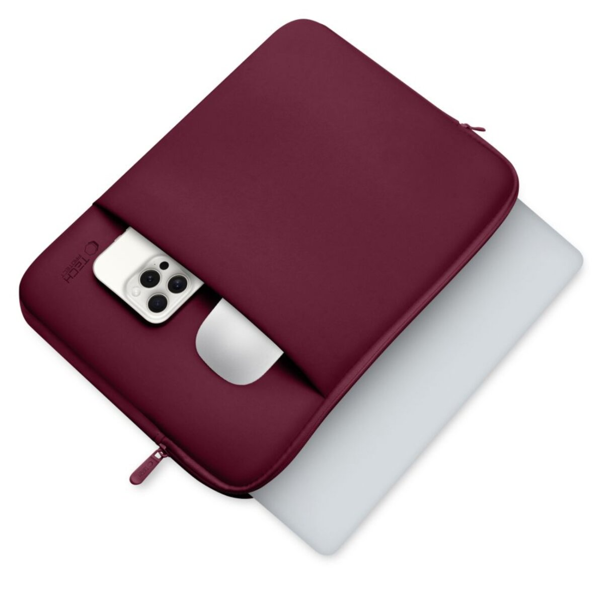 Een bordeauxrode laptoptas met een telefoon in de zak en een gedeeltelijk ingevoerde laptop. De achtergrond is wit.