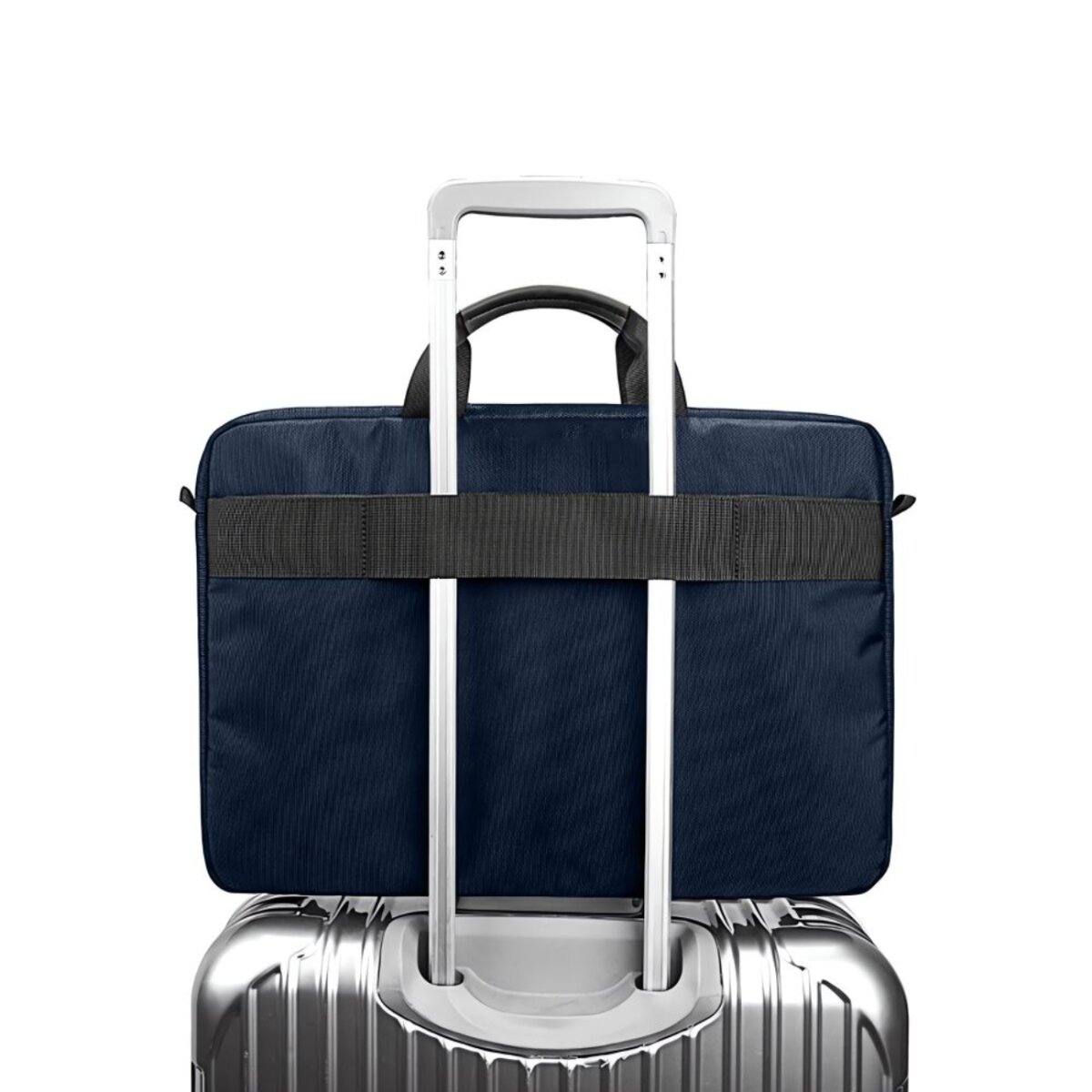 Une serviette bleu marine est fixée sur une valise argentée. La poignée de la valise est relevée. Le fond est blanc.