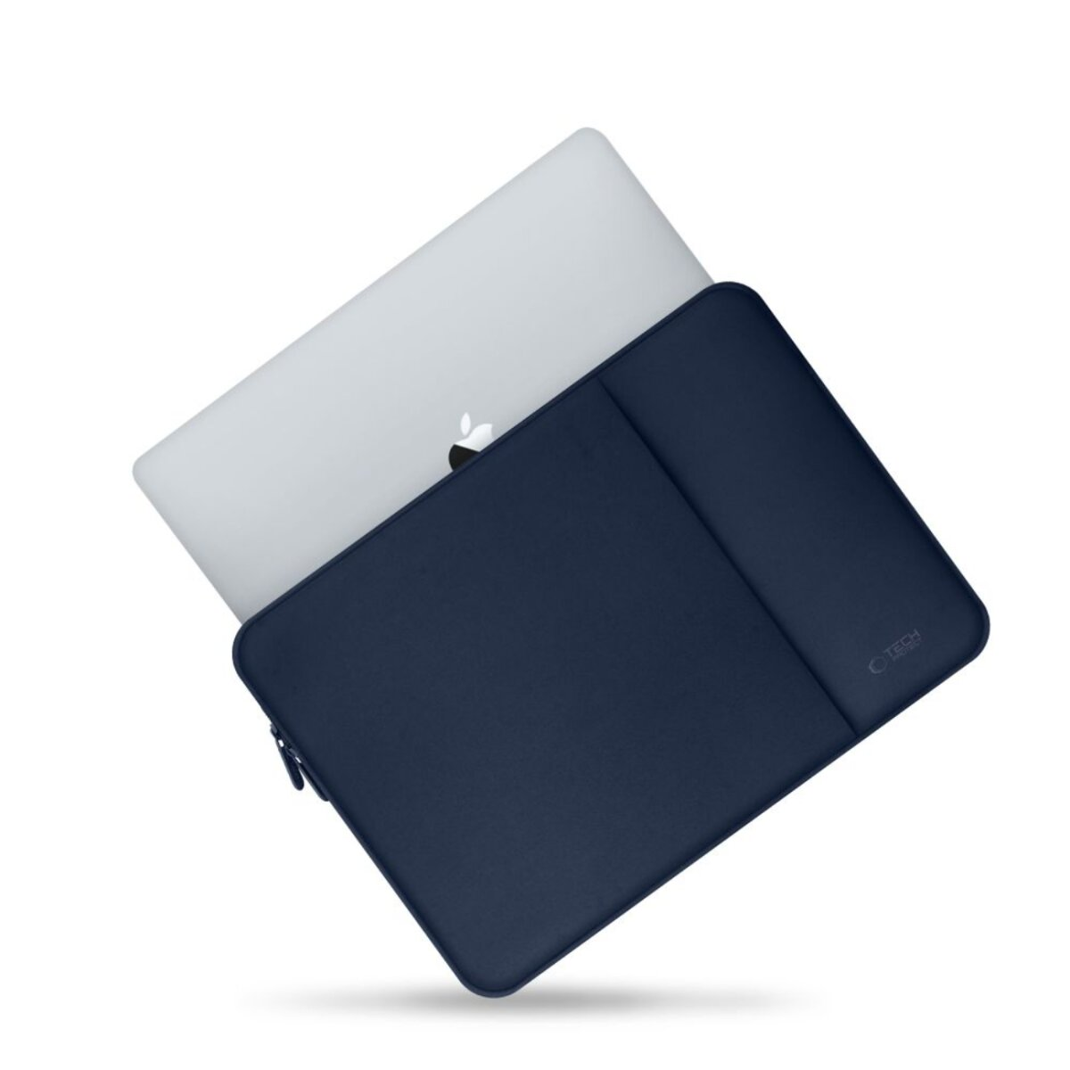 Laptop in een marineblauwe laptoptas. De laptop is zilverkleurig met een Apple-logo. De hoes heeft een rits en een logo.