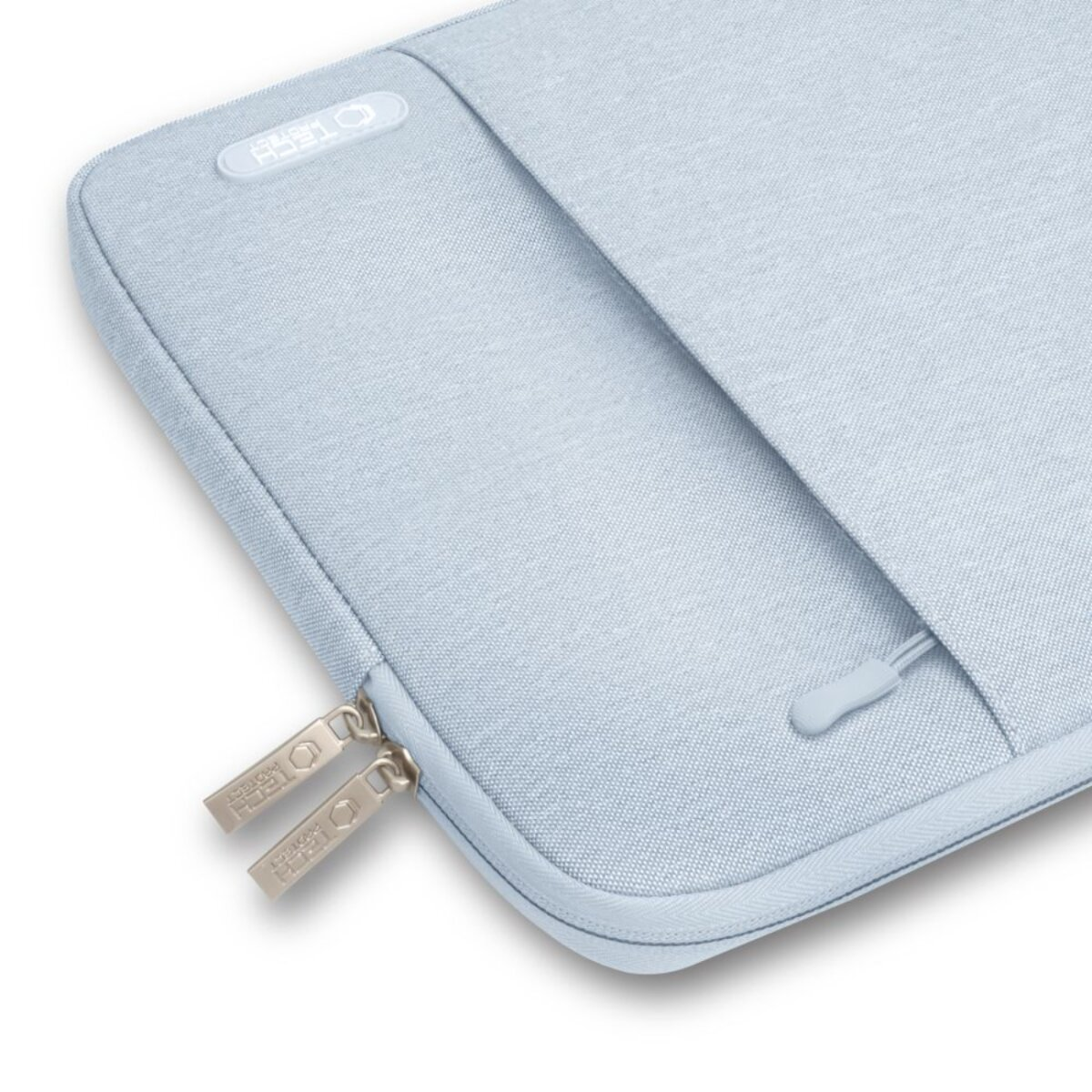 Een lichtblauwe laptoptas met een rits. De merknaam staat op de rits. De achtergrond is wit.