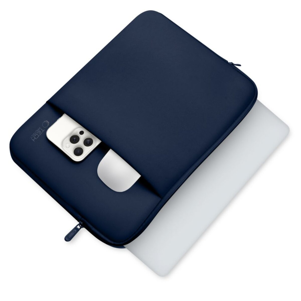 Marineblauwe laptoptas met een telefoon in de zak en een laptop erin. De tas heeft een rits en een logo.