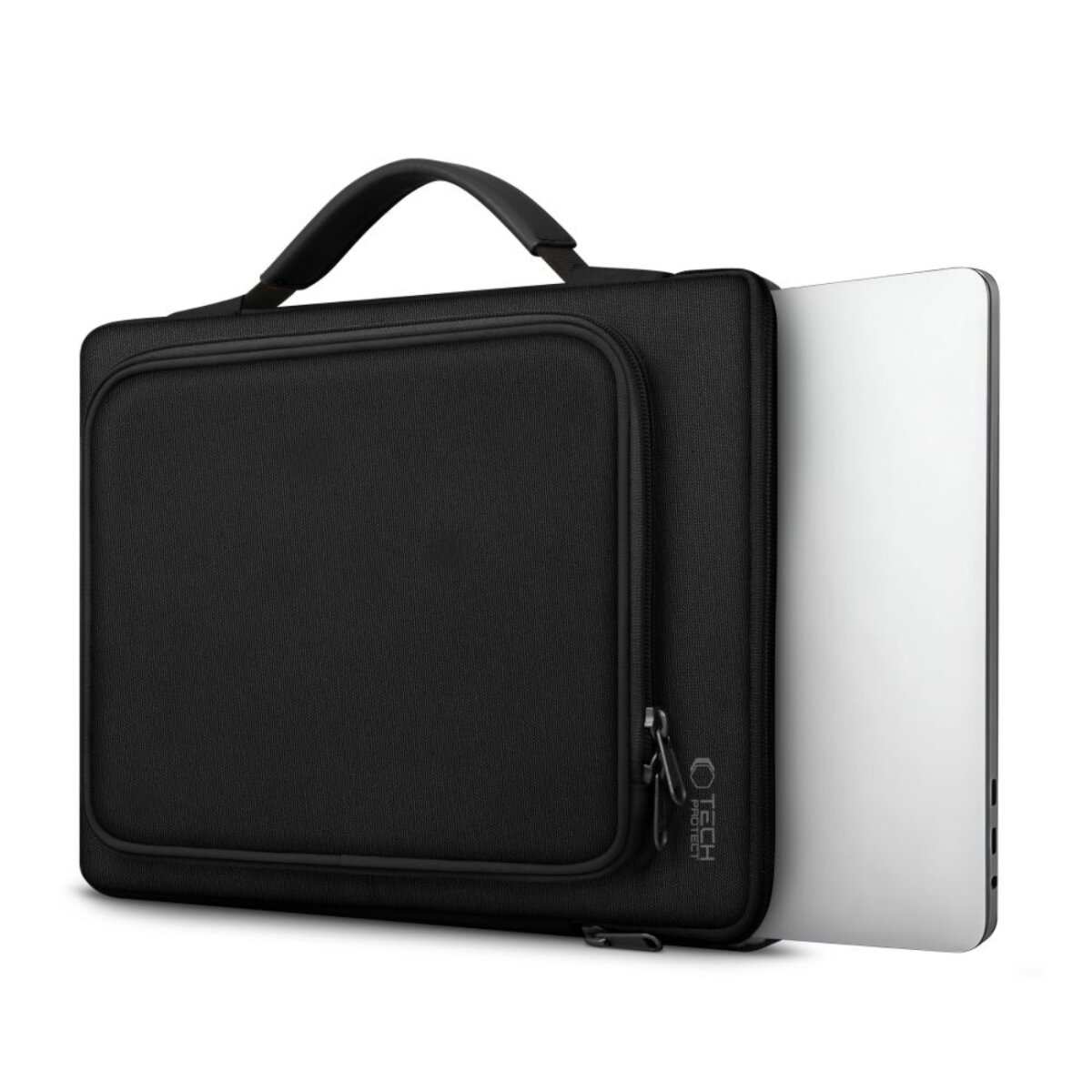 Een zwarte laptoptas met een handvat. Een zilveren laptop is gedeeltelijk geplaatst. De tas heeft een vak en een ritssluiting.