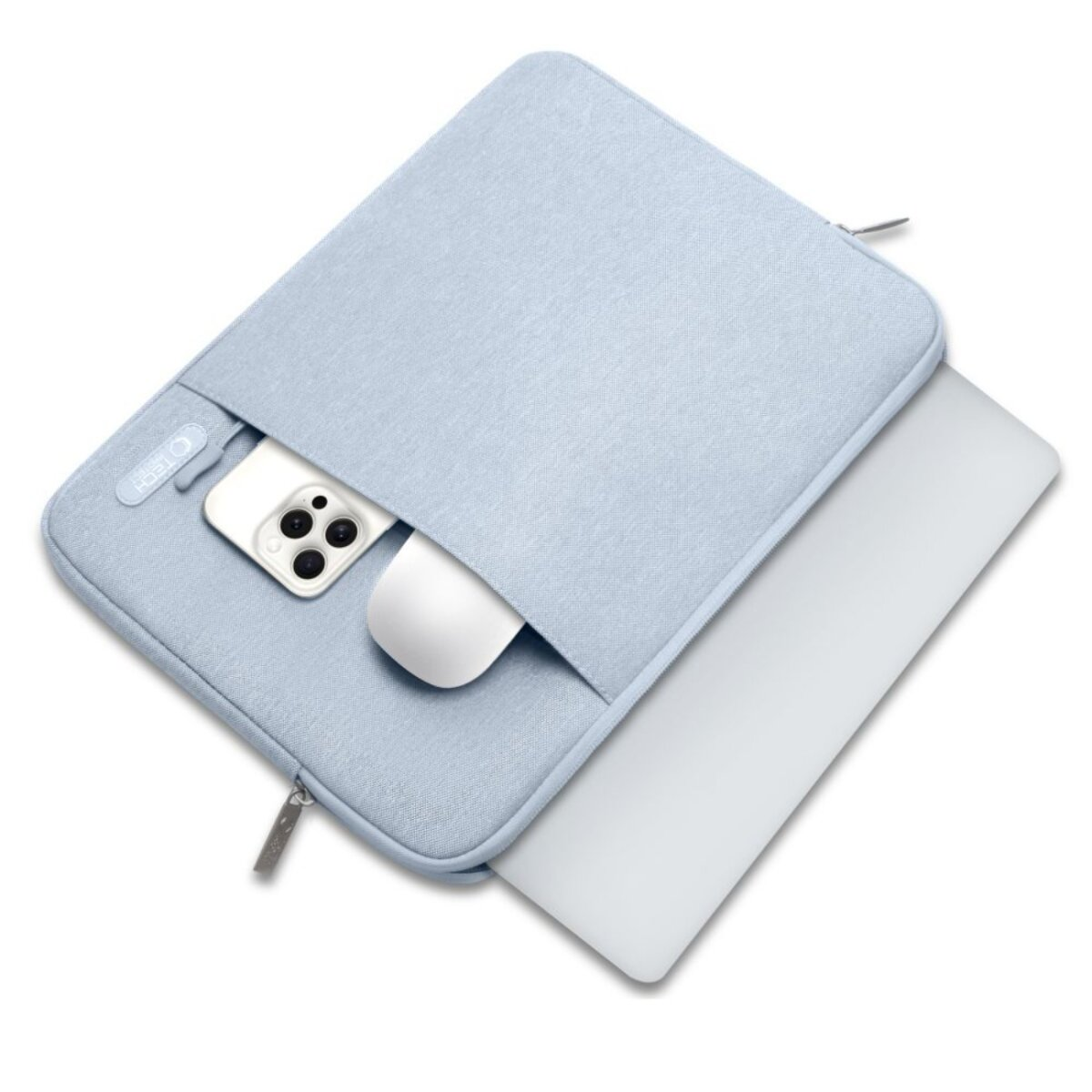Een lichtblauwe laptoptas met een telefoon en muis in de voorzak en een laptop erin. De achtergrond is wit.