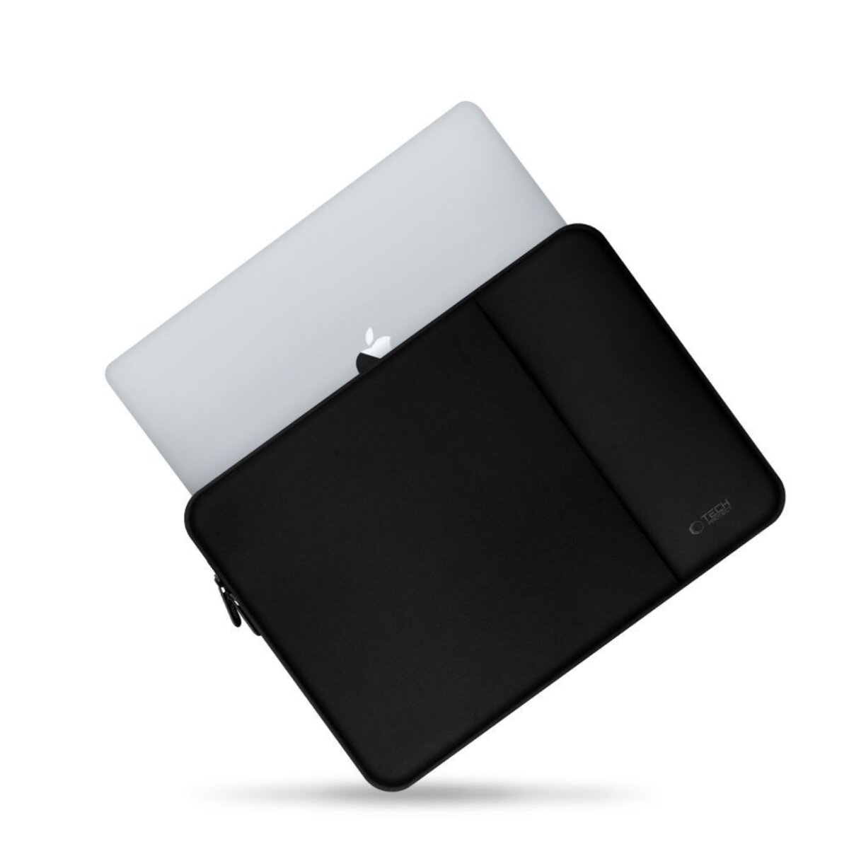 Een zilveren laptop zit gedeeltelijk in een zwarte laptoptas. De tas heeft een rits en een logo.