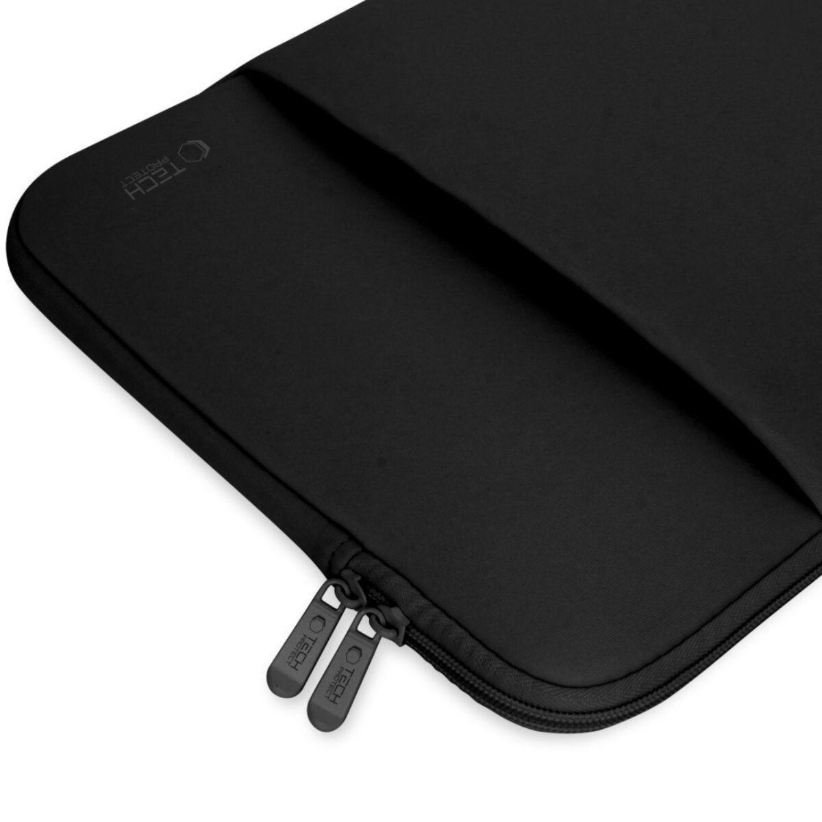 Een close-up van een zwarte laptoptas met twee ritsen. Het merk "TECH PROTECT" is zichtbaar op de ritsen.