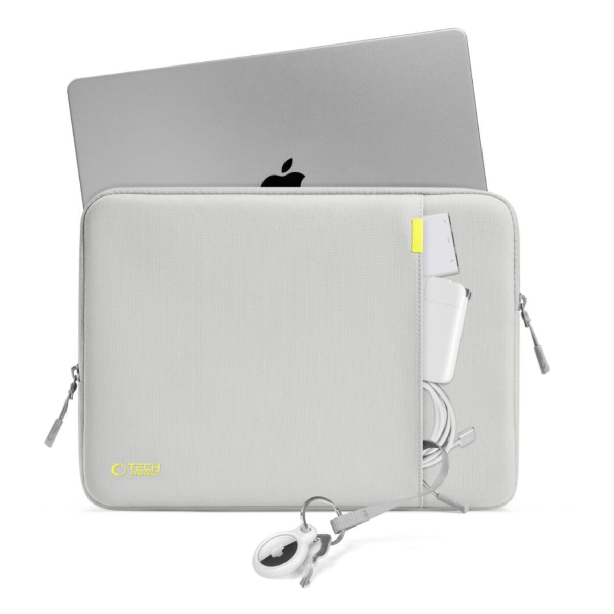 Een grijze laptop gedeeltelijk in een lichtgrijze hoes. De hoes heeft een zak met oplader en sleutels.