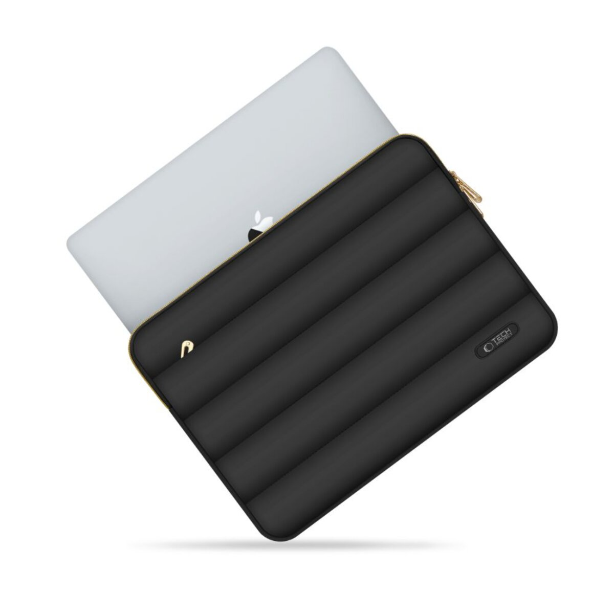 Een zwarte, gewatteerde laptoptas met een gouden rits bedekt gedeeltelijk een zilveren laptop. De hoes heeft een gouden logo.