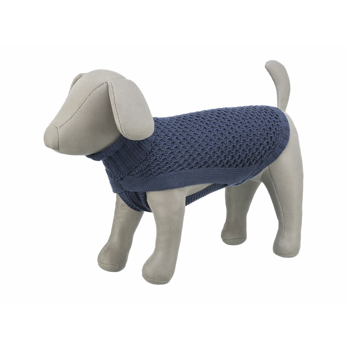 Un maniquí de perro con un suéter azul de punto está sobre un fondo blanco. El perro tiene cola y mira hacia la izquierda.