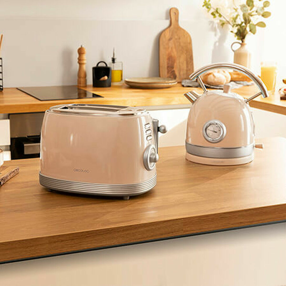Küchenszene mit Toaster und Wasserkocher. Beide sind beige. Holz-Arbeitsplatte und Schneidebrett im Hintergrund.