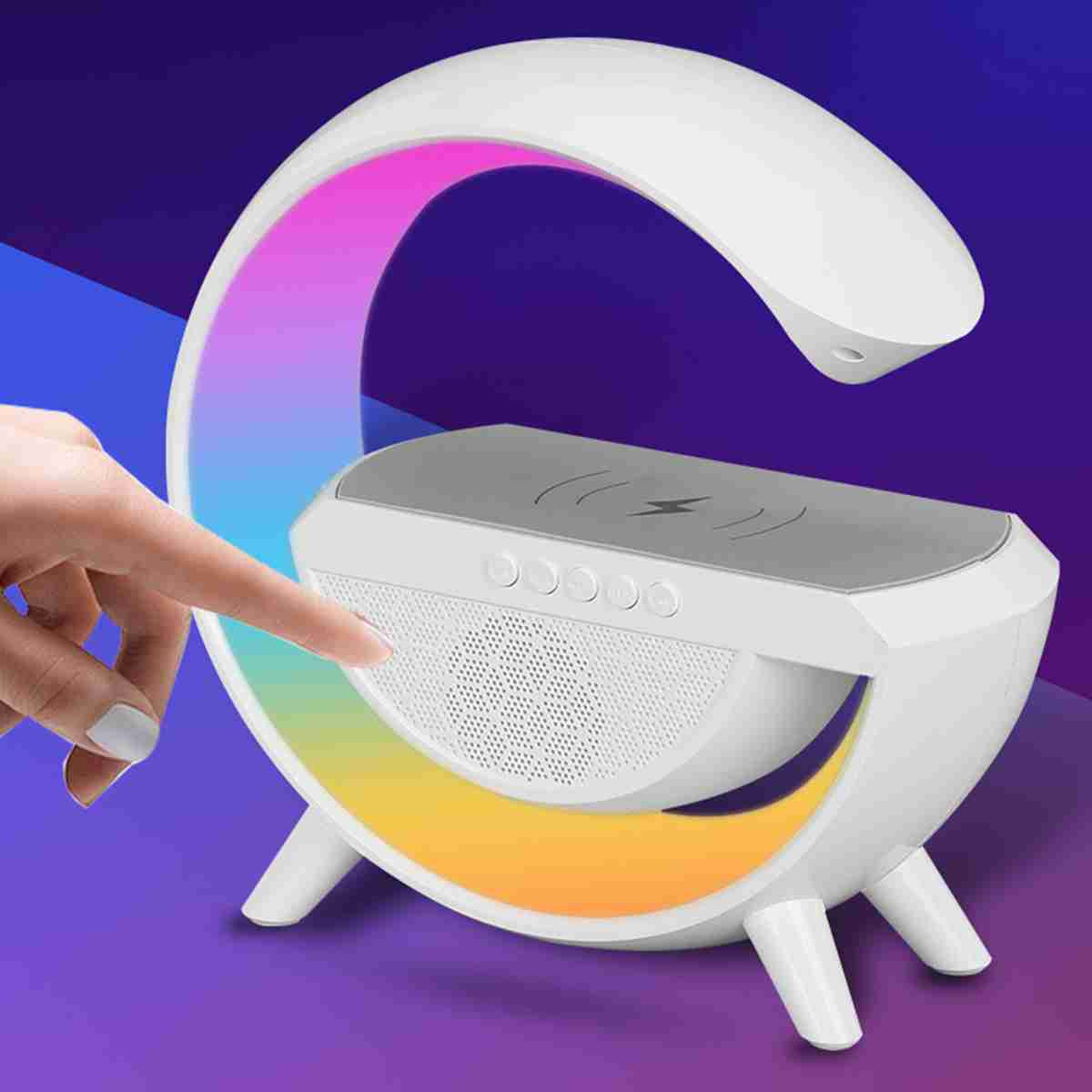 Una lámpara blanca con un arco de colores arcoíris. Una mano toca el altavoz. El fondo es morado y azul.