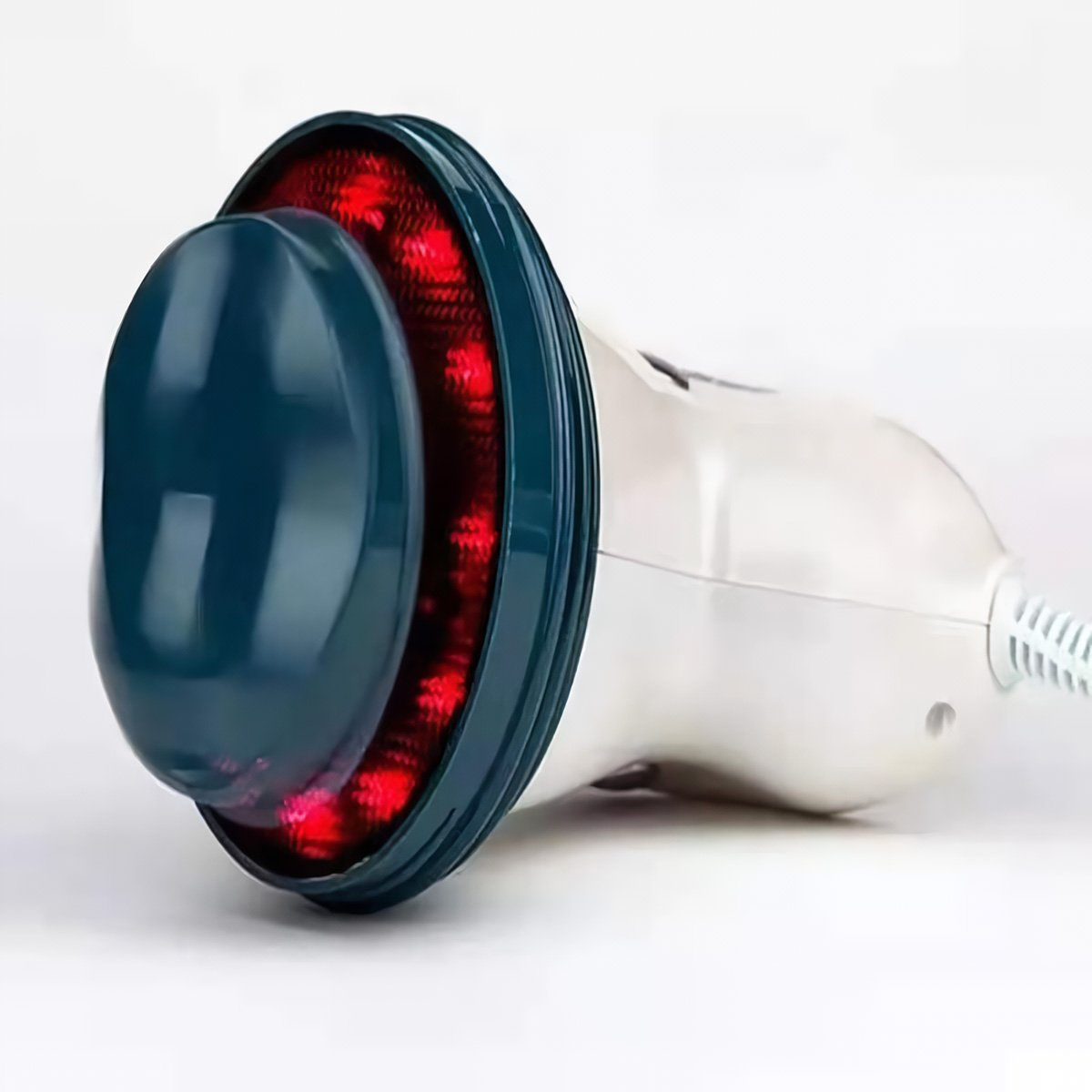 Un dispositivo de masaje manual con cabezal verde oscuro y luces rojas. El cuerpo es blanco y tiene cable.