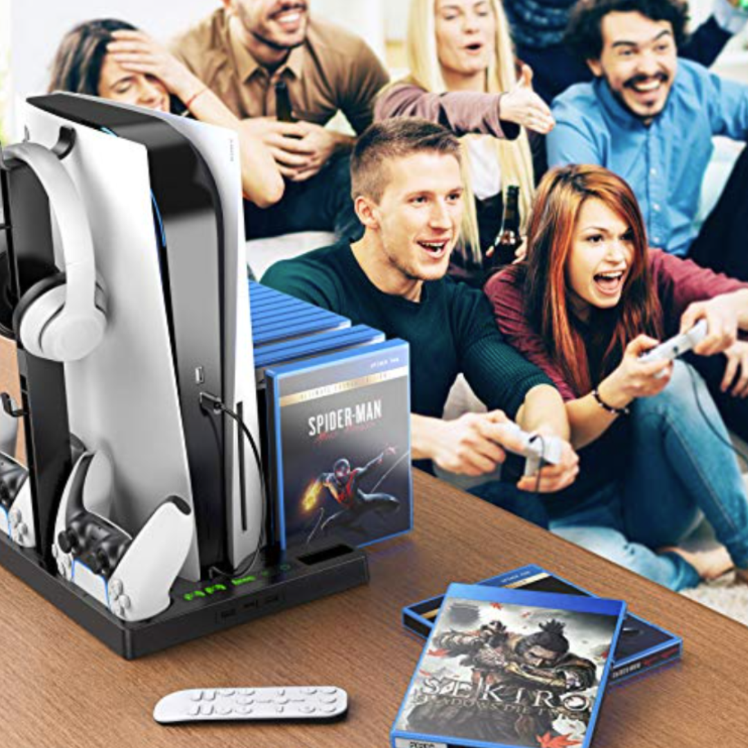 Grupo de personas jugando videojuegos, consola, juegos, auriculares en una mesa de madera, con portadas de juegos de Spider-Man y Sekiro.