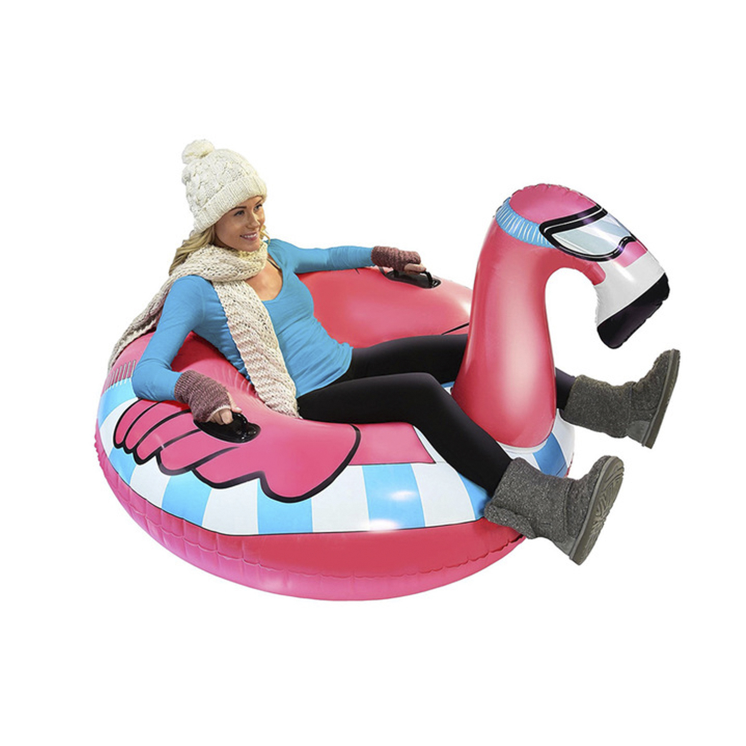 Una donna seduta su un galleggiante per piscina a forma di fenicottero rosa, indossa cappello, sciarpa e stivali. Sfondo bianco.