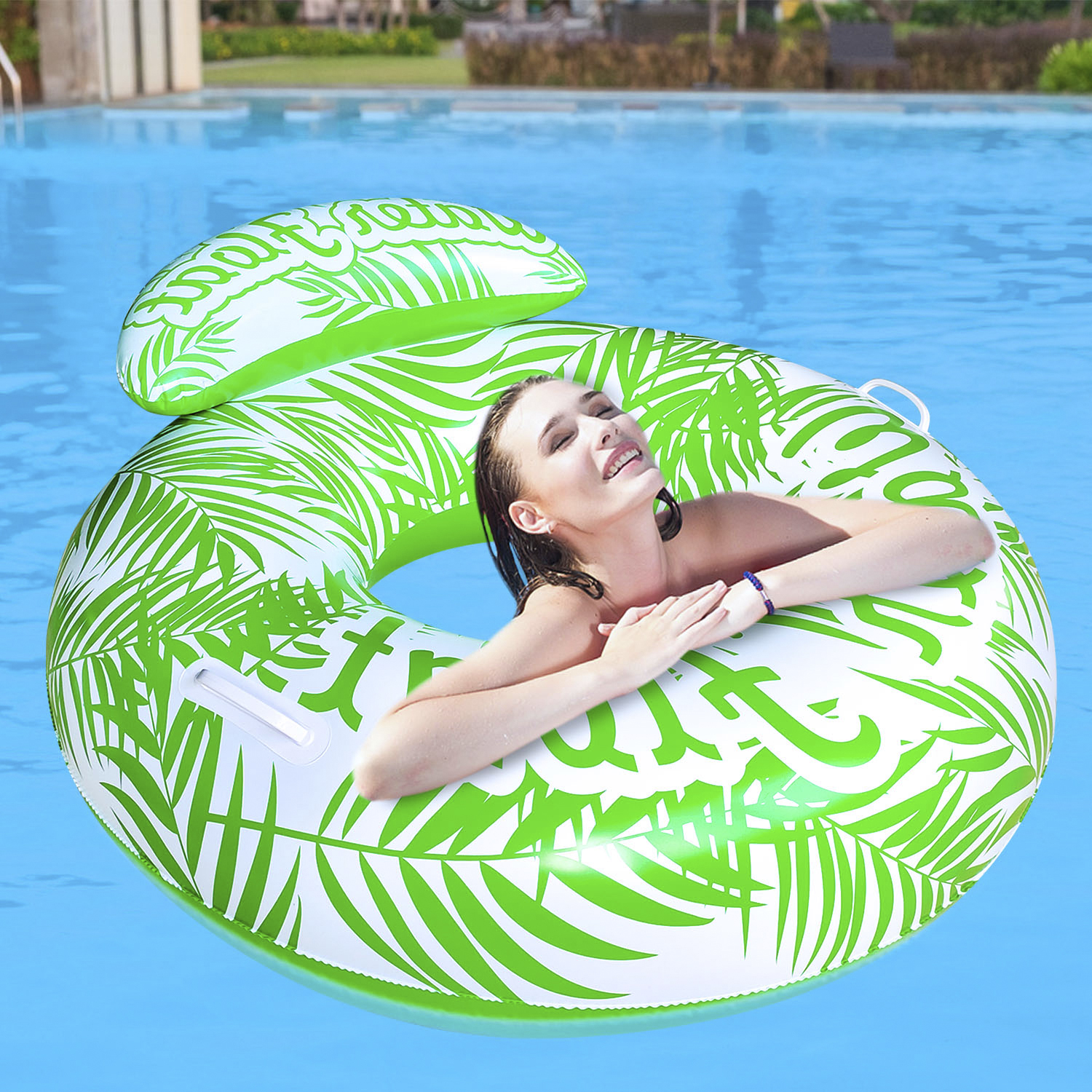 Una donna si rilassa in piscina, galleggiando su un anello gonfiabile bianco e verde. La piscina ha acqua blu e il cielo è soleggiato.