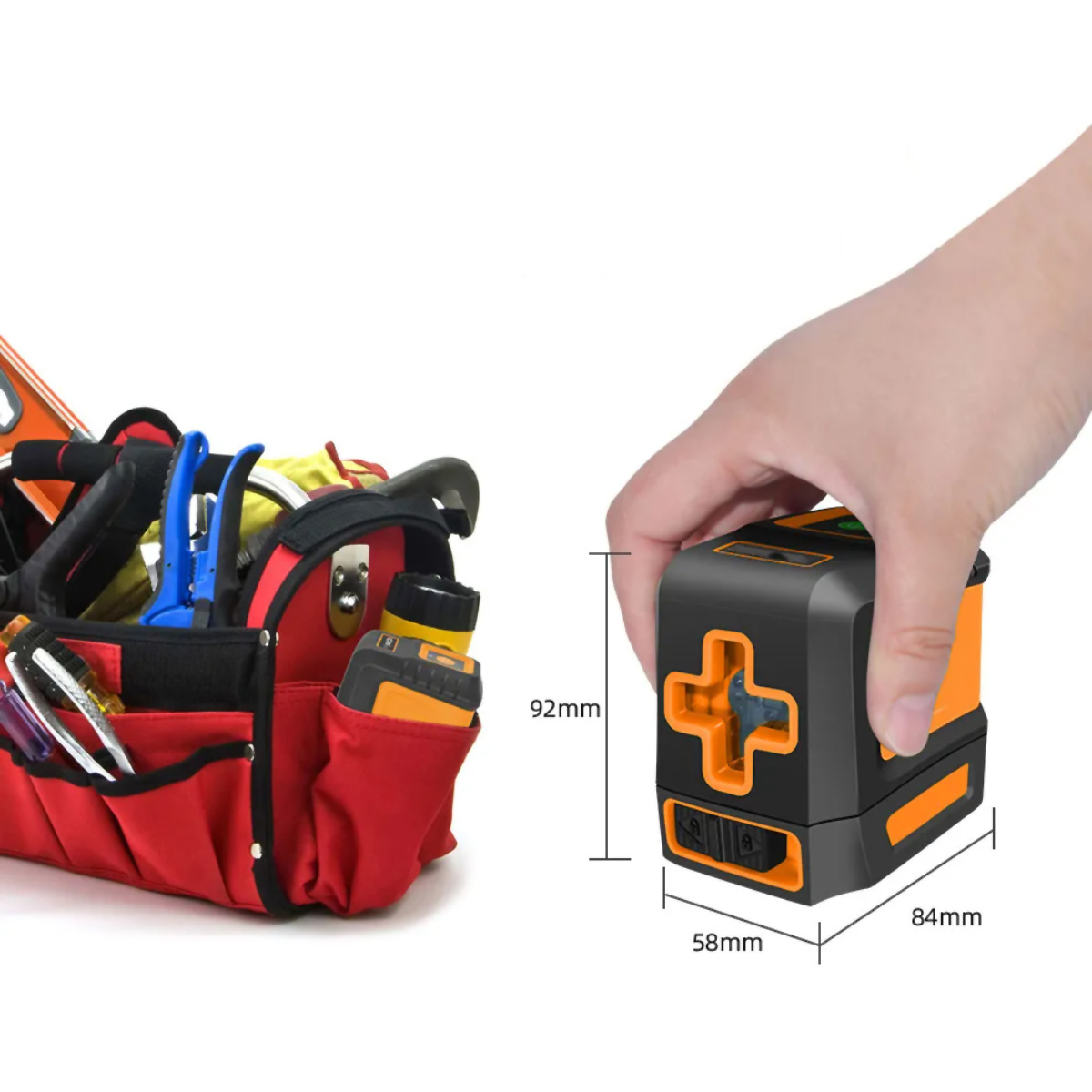 Mano sosteniendo un nivel láser negro y naranja. Una bolsa de herramientas roja con herramientas está a la izquierda. Se indican las dimensiones.