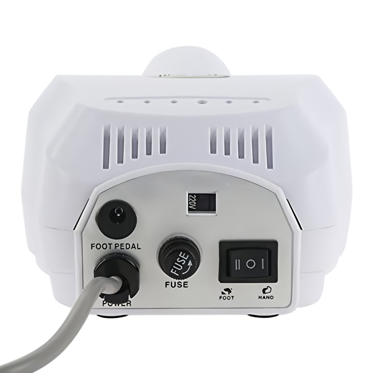 Máquina de taladro de uñas blanca. Tiene un botón de encendido, fusible y entrada de pedal. Un cable de alimentación gris está conectado.