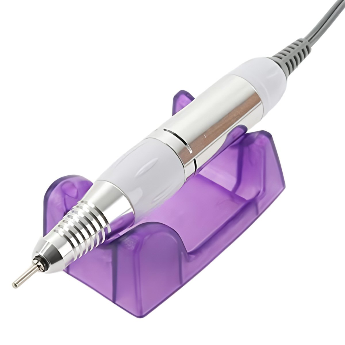 Un taladro de uñas blanco y plateado está sobre un soporte morado. Un cable gris se extiende desde el taladro.