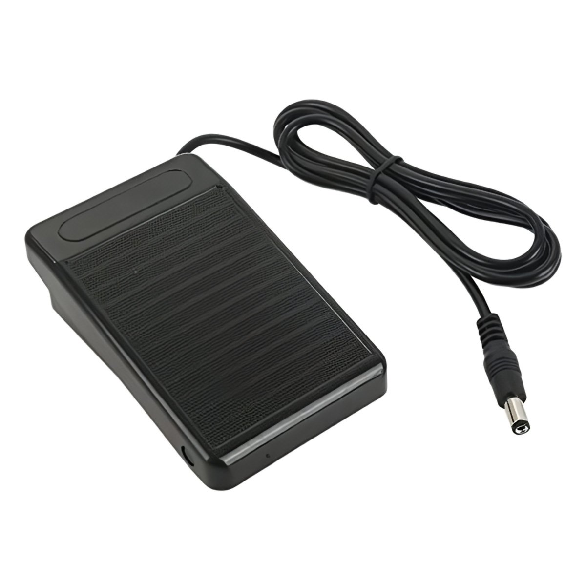 Un pedal negro con superficie texturizada y un cable negro con conector.
