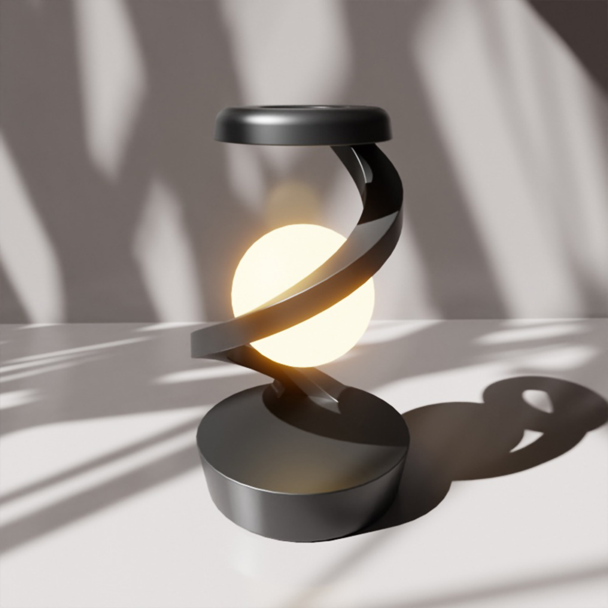Una lámpara negra moderna con un orbe brillante. Tiene un diseño en espiral. Las sombras del follaje se proyectan sobre la superficie blanca detrás de ella.