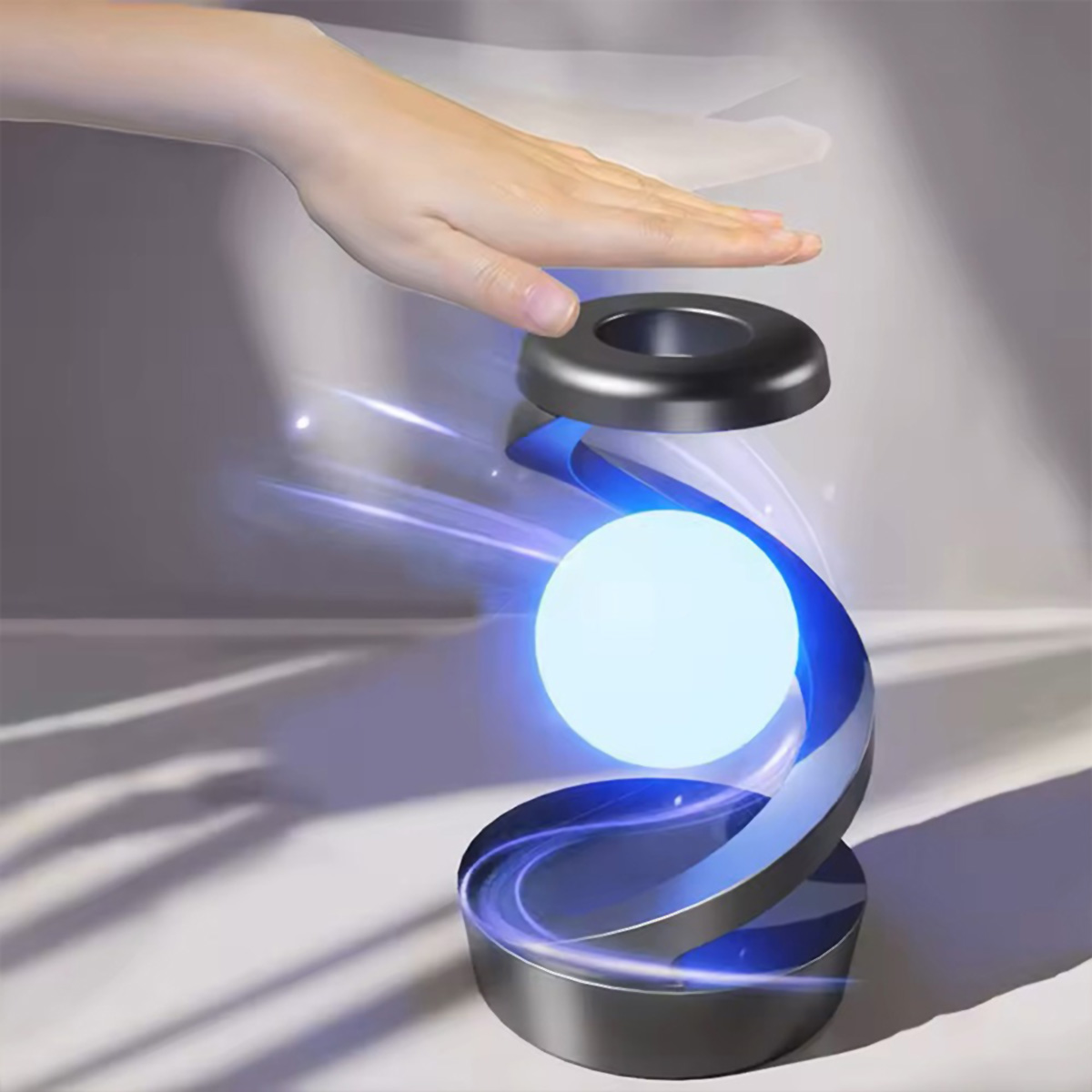 Una mano sobre un anillo negro levitante. Debajo, un orbe brillante flota dentro de una estructura espiral azul y plateada.