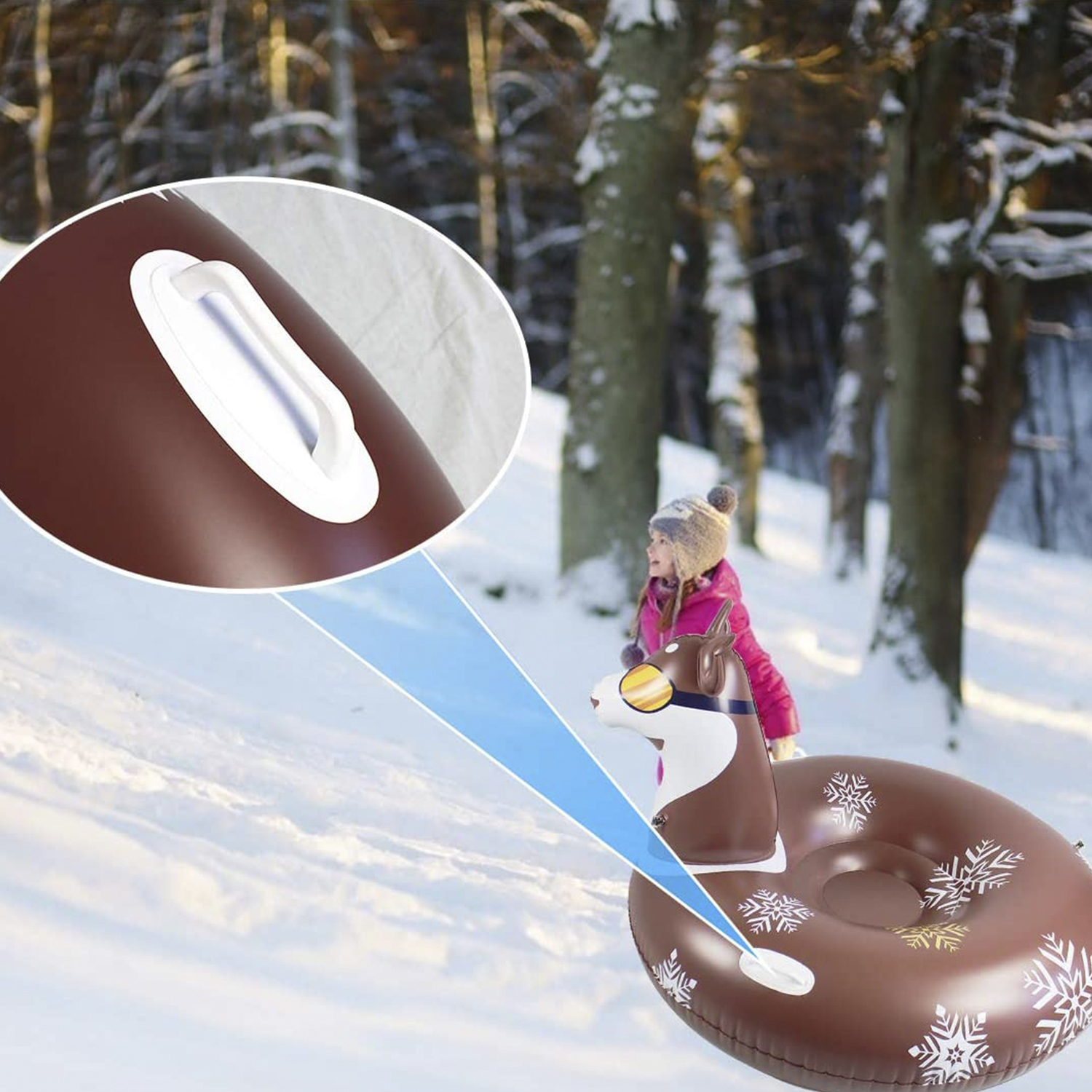 Una bambina su un tubo da neve a forma di renna in una foresta innevata. Il tubo è marrone e bianco con dettagli a fiocco di neve. La bambina indossa il rosa.
