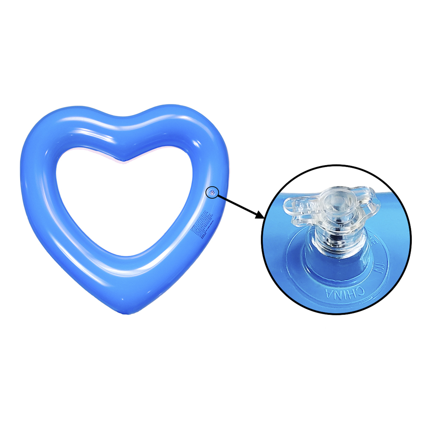 Un flotador inflable azul en forma de corazón con una válvula transparente. Vista ampliada de la válvula muestra detalles. Fondo blanco.