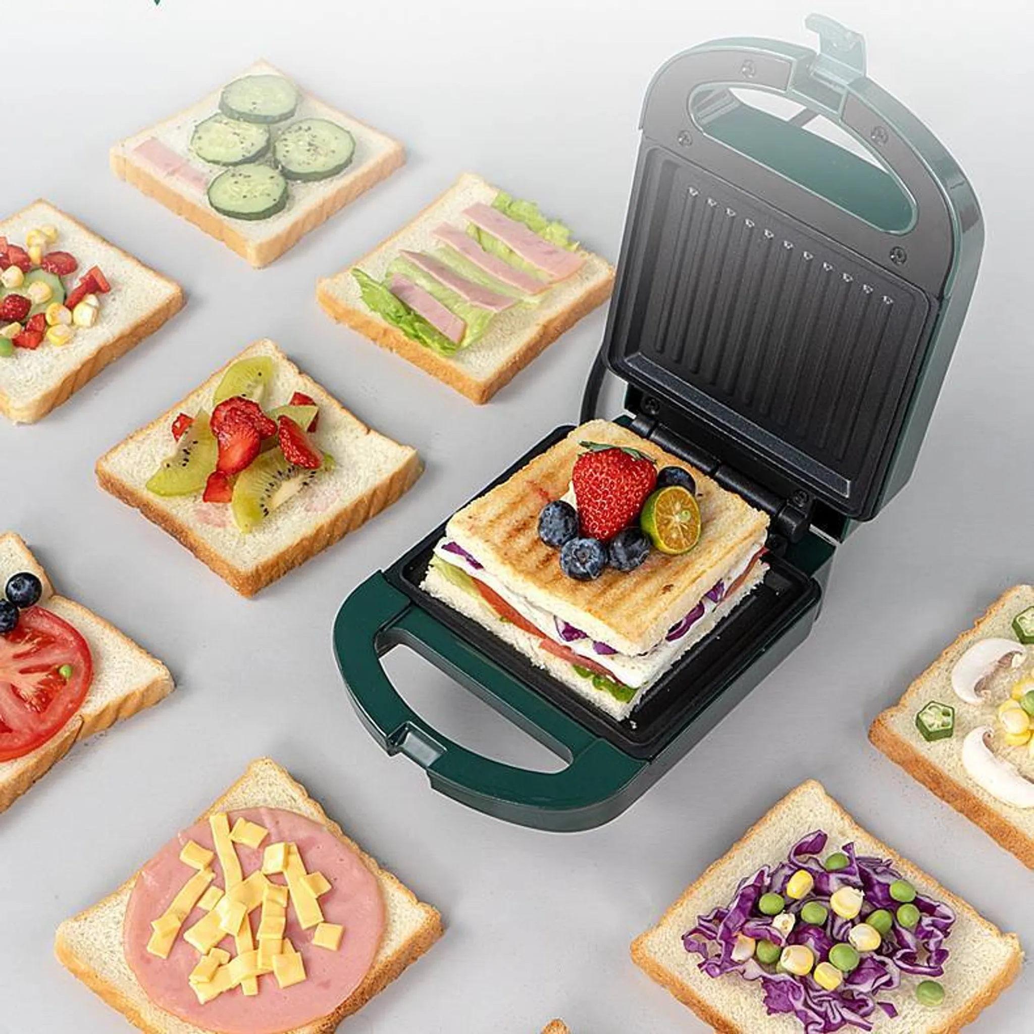 Sandwichmaker mit gegrilltem Sandwich, umgeben von verschiedenen offenen Sandwiches mit Belägen.