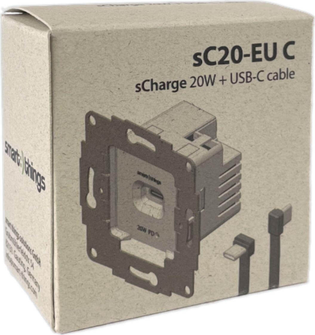 Eine Schachtel mit Ladegerät, USB-C-Kabel und einer Steckdose. Auf der Schachtel steht: sCharge 20W + USB-C-Kabel.