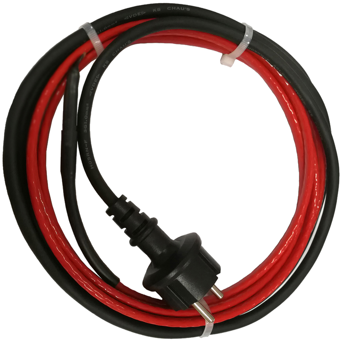 Gerolltes schwarzes, rotes Stromkabel mit schwarzem Stecker. Kabel sind mit weißen Kabelbindern befestigt. Weißer Hintergrund.