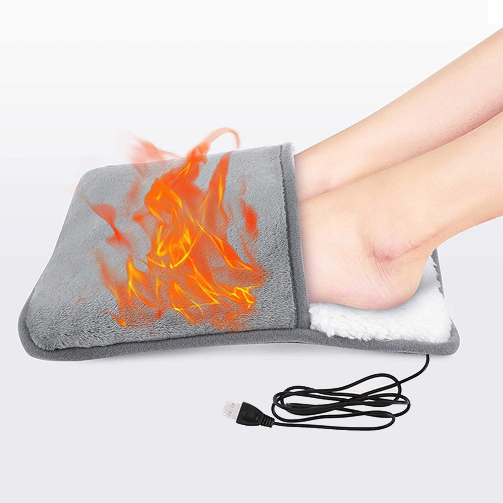Füße in einem beheizten Fußwärmer mit Flammengrafik. USB-Kabel angeschlossen. Graue, weiße und schwarze Farben sind vorhanden.