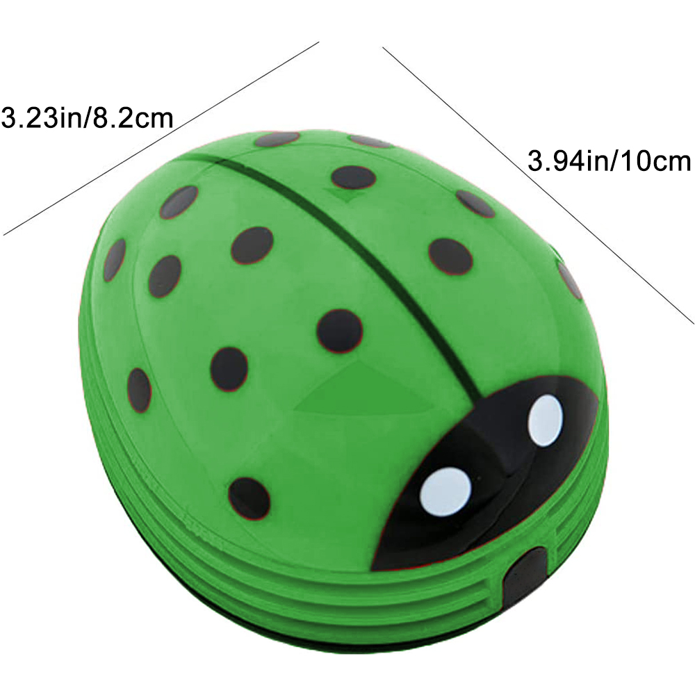 Ein grünes Objekt in Form eines Marienkäfers mit schwarzen Punkten und einem schwarzen Gesicht. Abmessungen sind 3,23 Zoll/8,2 cm und 3,94 Zoll/10 cm.