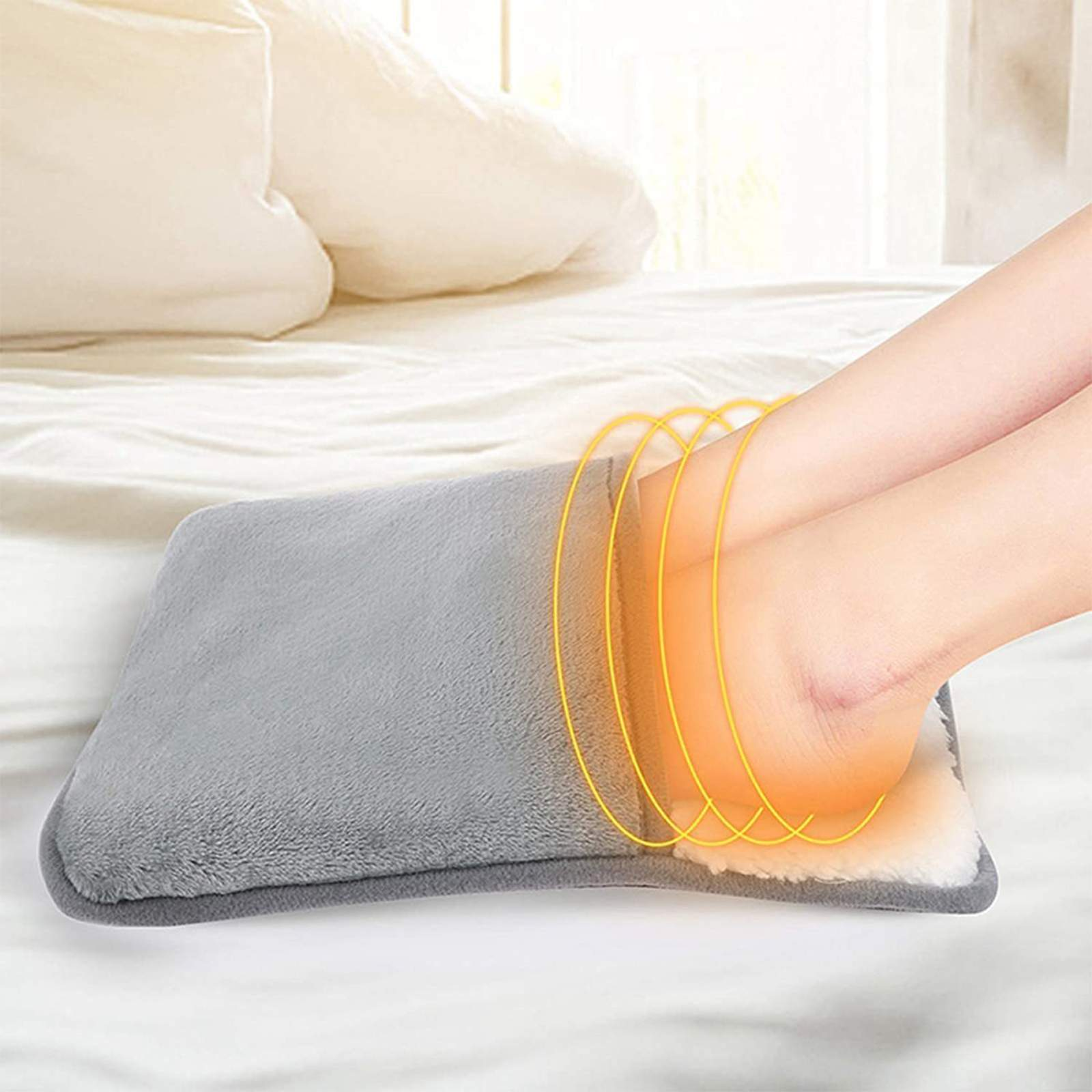Füße auf einer grauen Fußwärmer. Gelbe Bögen zeigen Wärme an. Kissen und ein Bett sind im Hintergrund.