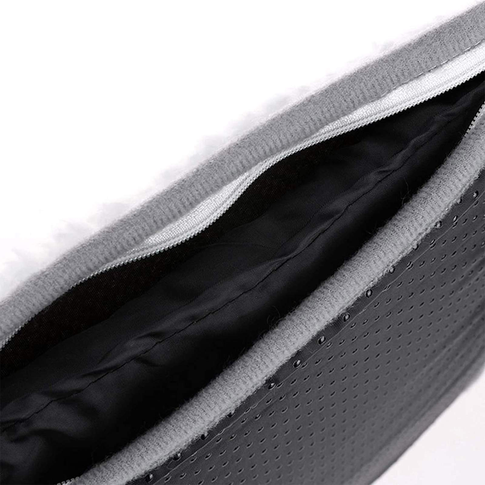 Nahaufnahme eines schwarzen Tascheninnenraums mit Reißverschluss. Graue Zierleiste umrandet die Kanten. Die Tasche ist innen dunkel.