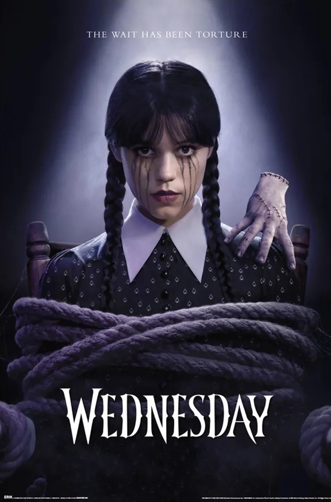 Poster für Wednesday. Mädchen mit schwarzen Zöpfen und tränenartigem Make-up ist mit Seil gefesselt. Eine genähte Hand ruht auf ihrer Schulter.