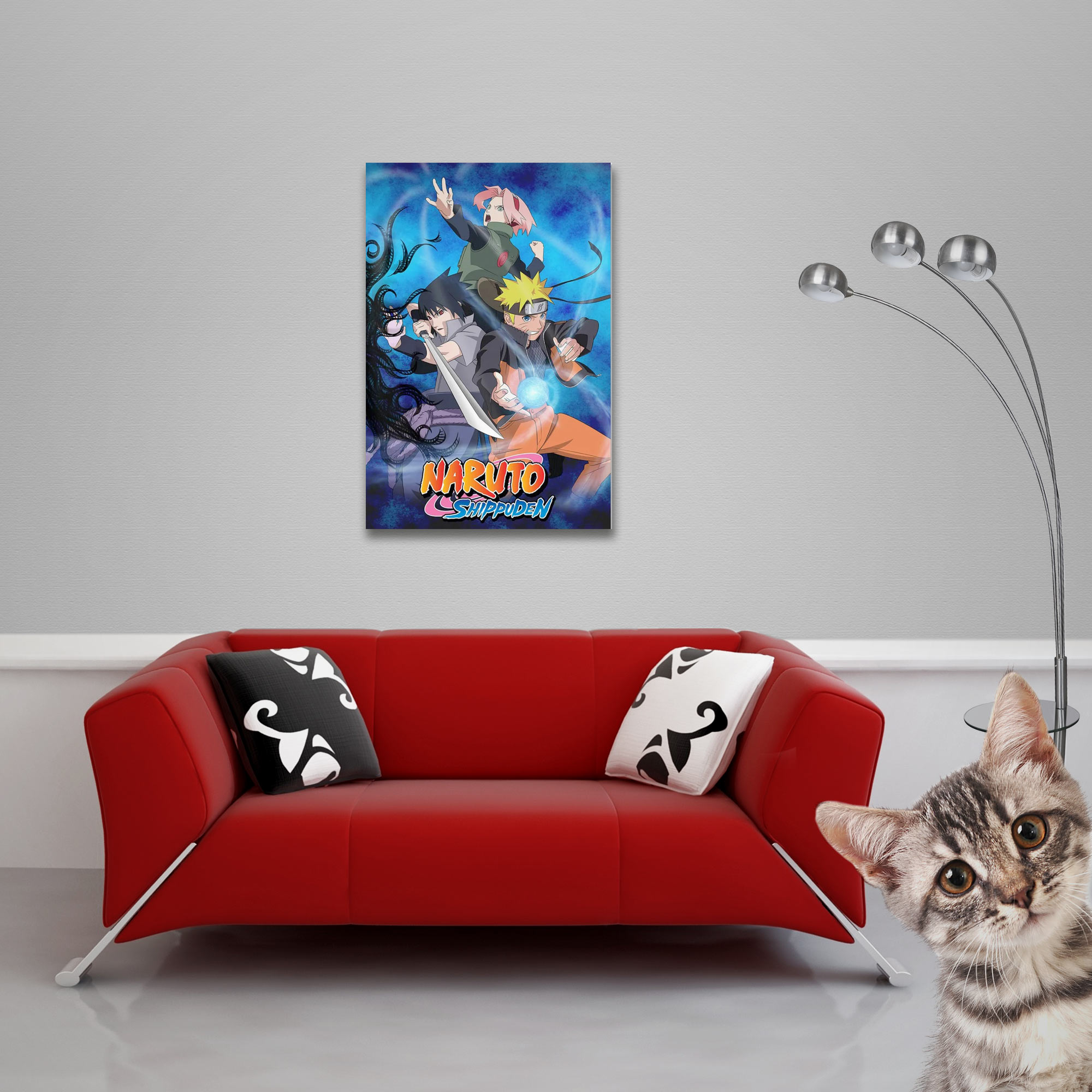 Rotes Sofa mit Kissen und Naruto-Poster an der Wand. Eine Katze ist im Vordergrund. Eine Lampe ist rechts.