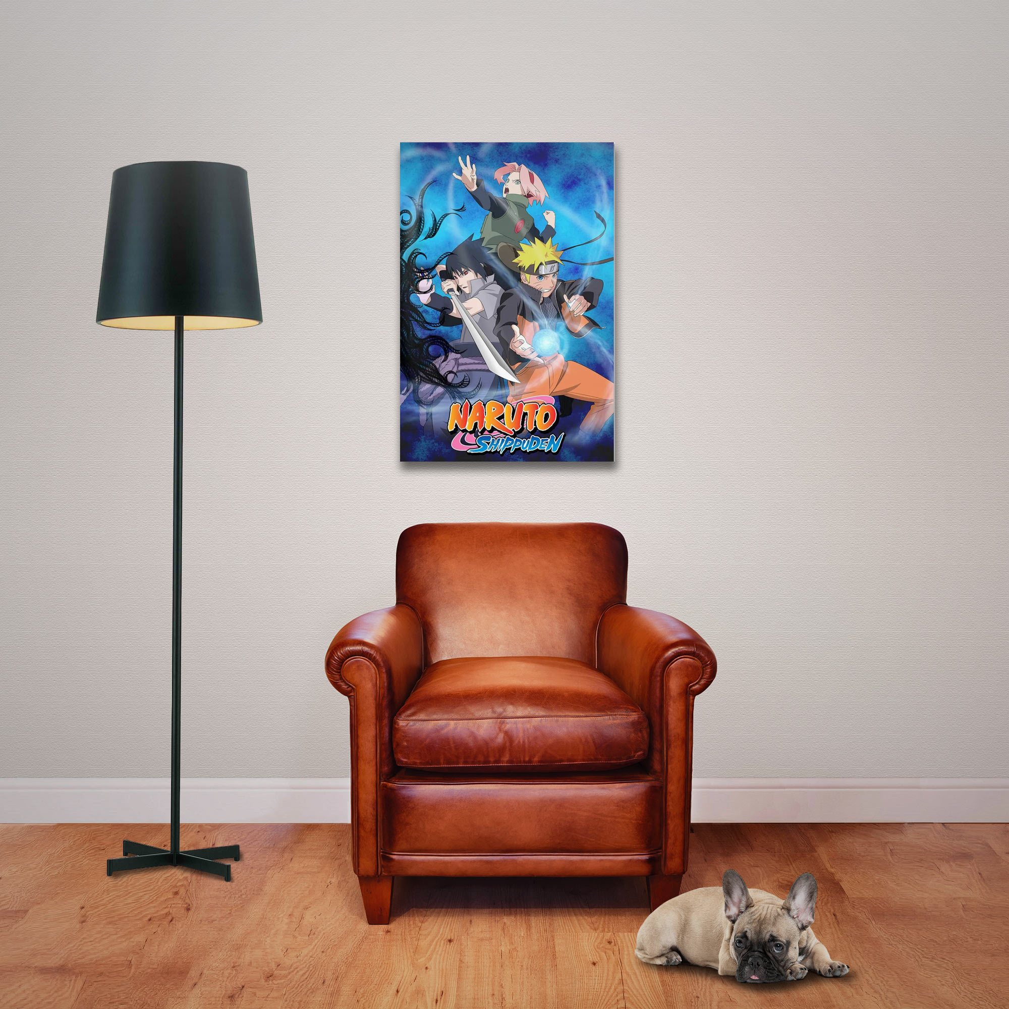 Ein Raum mit einem Naruto-Poster, einem braunen Ledersessel, einer Lampe und einer französischen Bulldogge auf dem Boden.