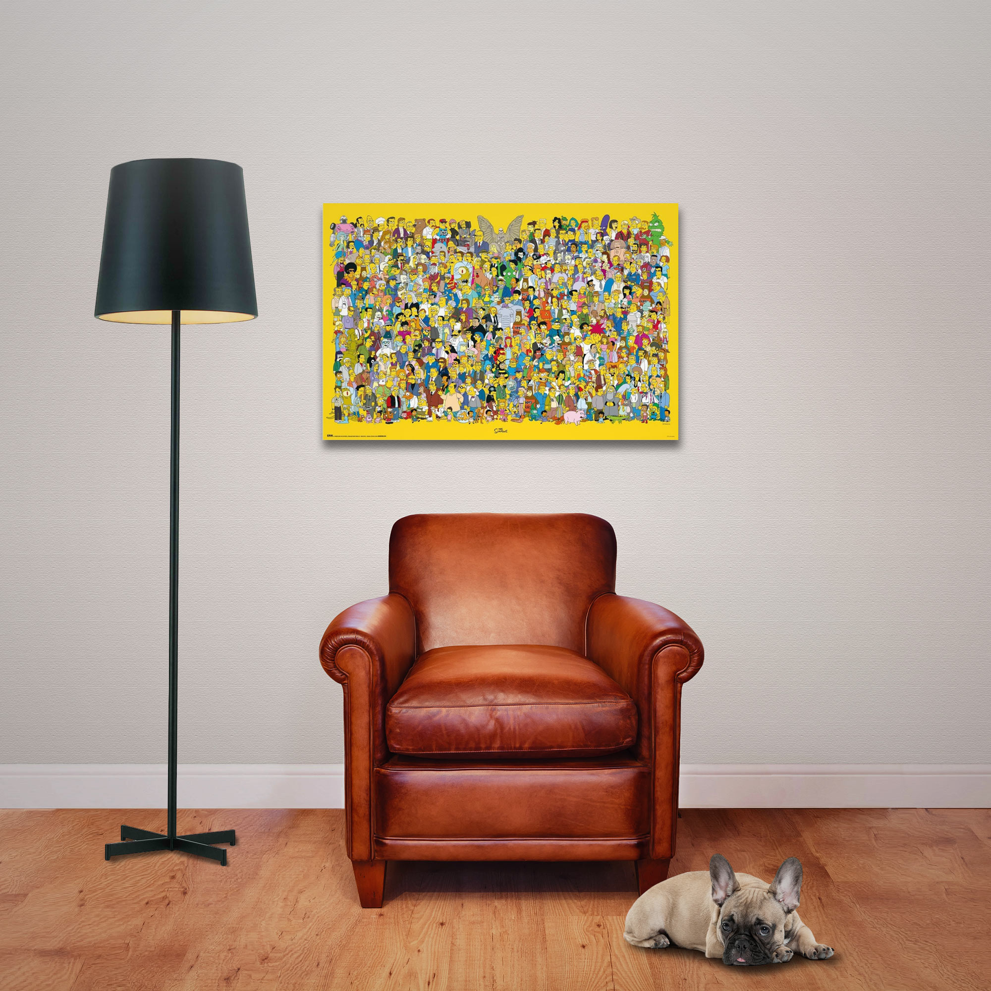 Ein Raum mit einem Simpsons-Poster, einem braunen Ledersessel, einer schwarzen Lampe und einer schlafenden französischen Bulldogge.