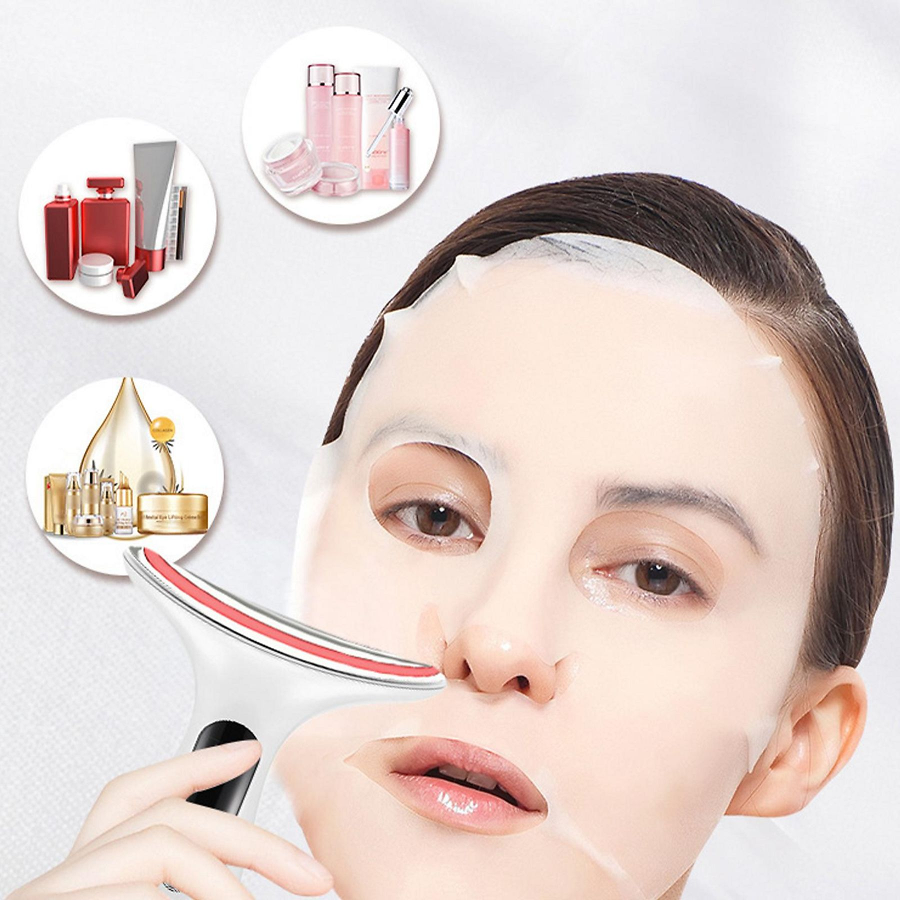 Eine Frau mit Gesichtsmaske benutzt ein Gesichtsmassagegerät. Kosmetische Produkte im Hintergrund.