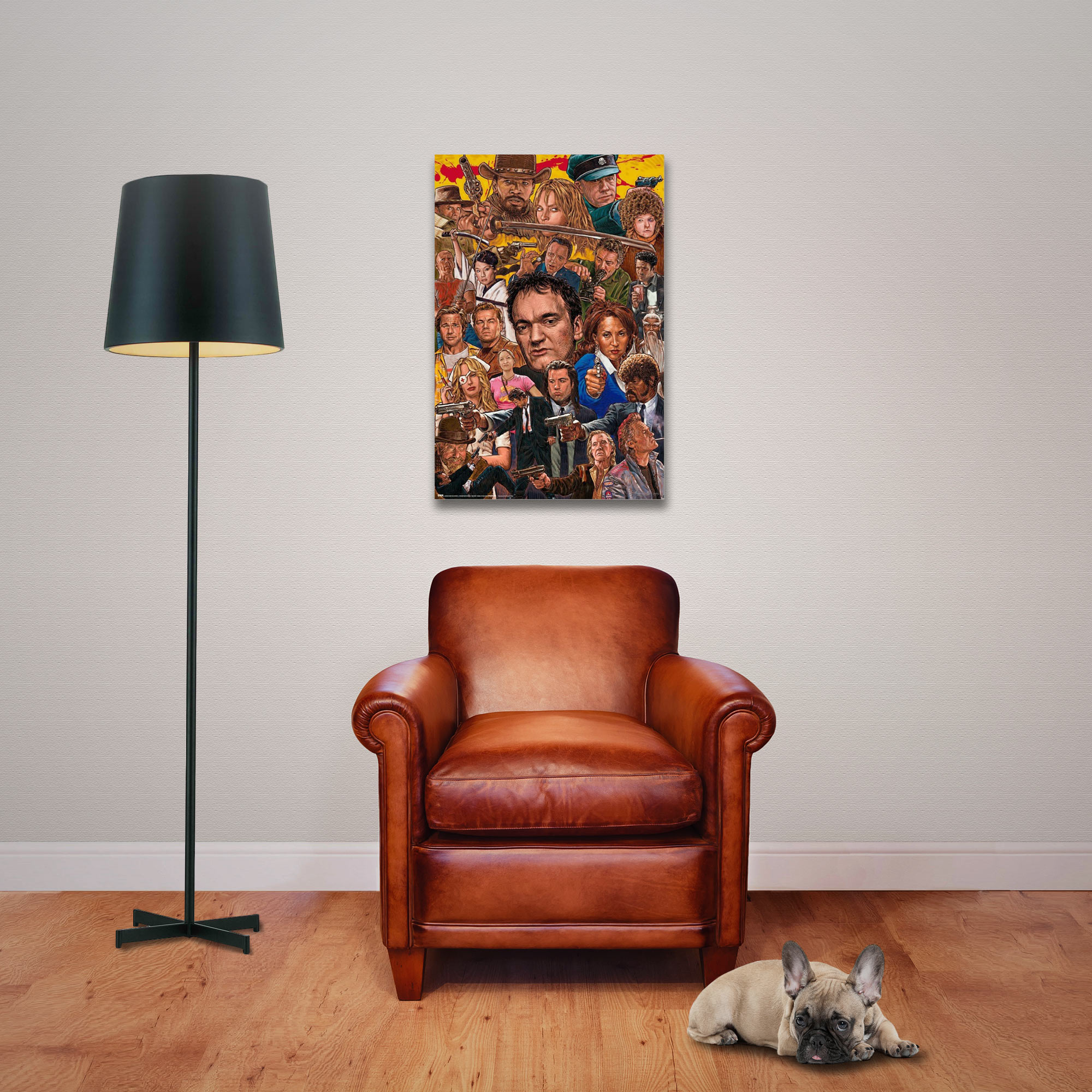Ein Raum mit einem Filmplakat, einem Ledersessel, einer Lampe und einem Hund, der auf dem Holzboden liegt.