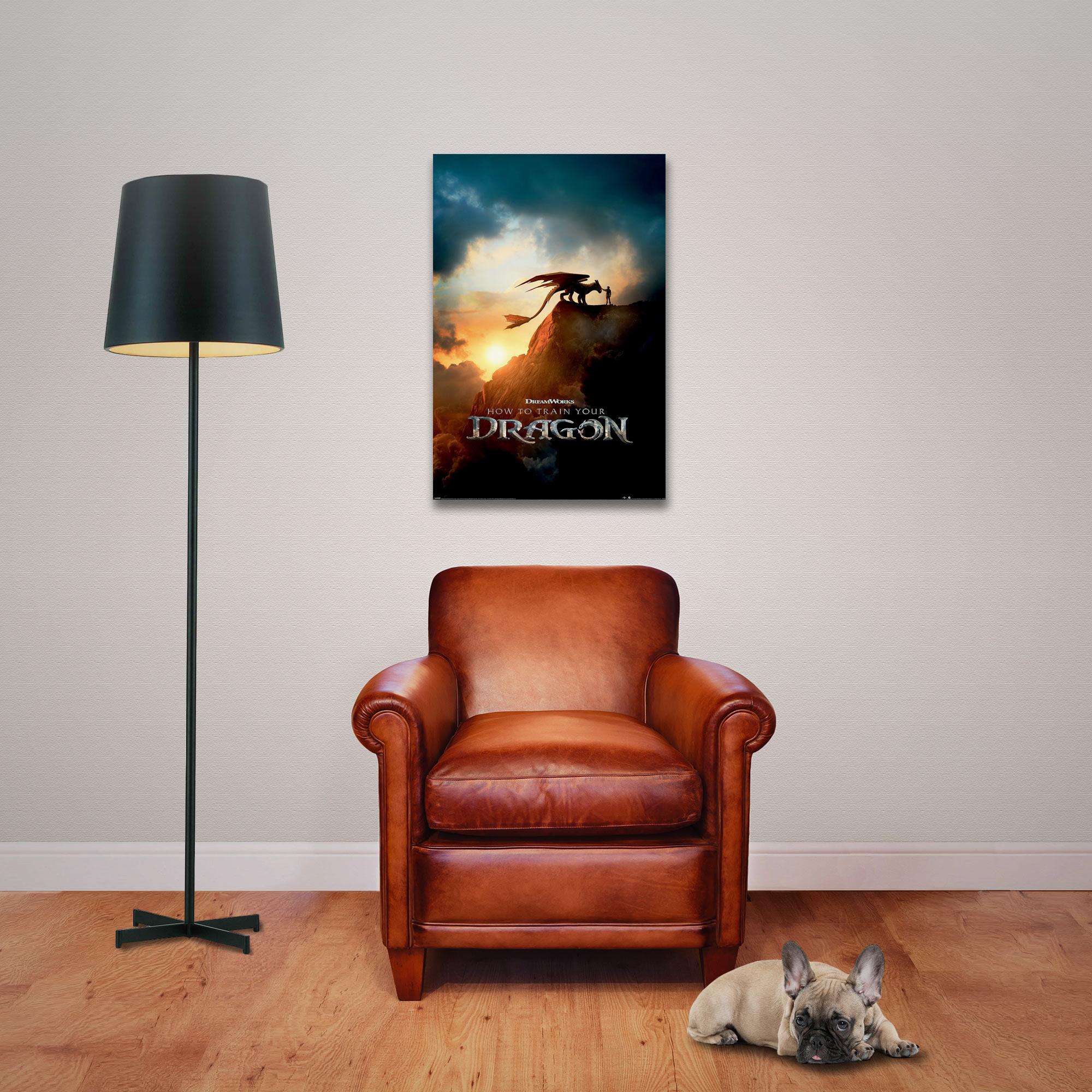 Ein Raum mit einem Poster, einem Sessel, einer Stehlampe und einem Hund. Das Poster zeigt einen Drachen. Der Hund liegt auf dem Boden.