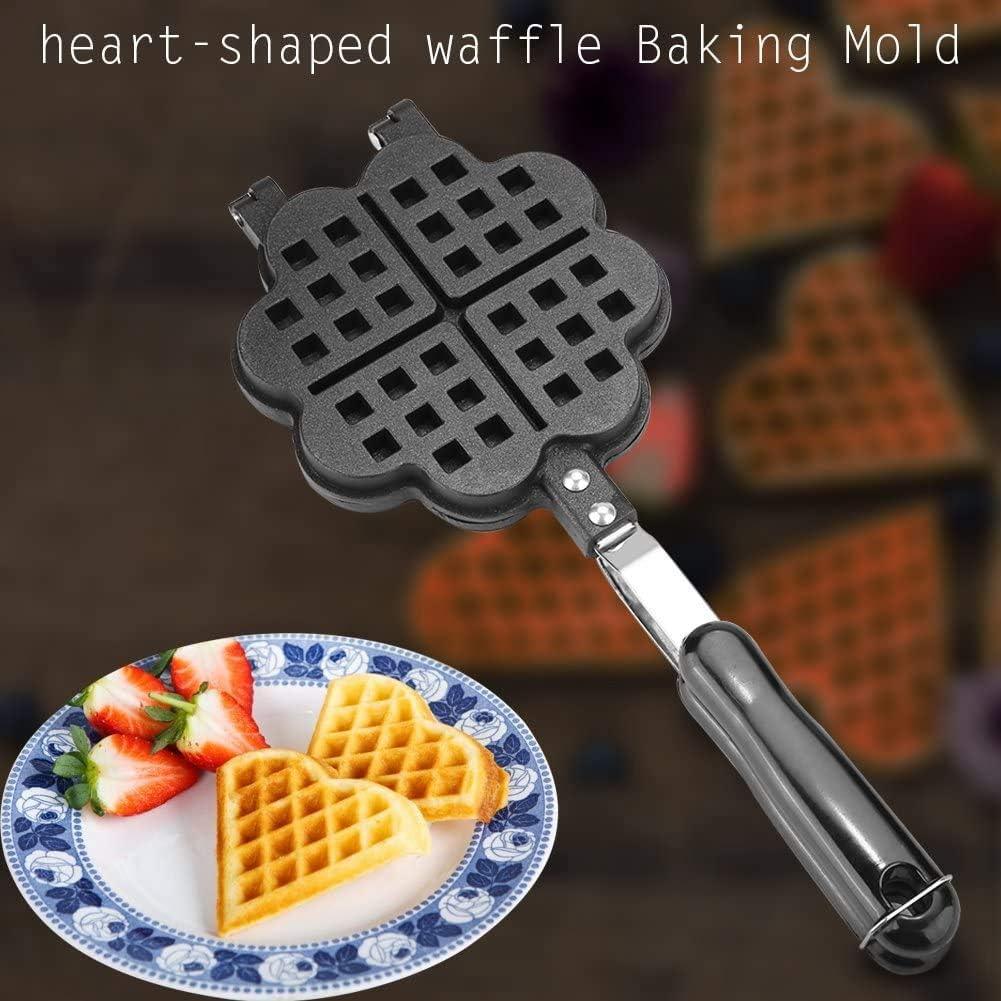 Ein herzförmiges Waffeleisen mit Waffeln und Erdbeeren auf einem Teller. Im Hintergrund sind weitere Waffeln zu sehen.