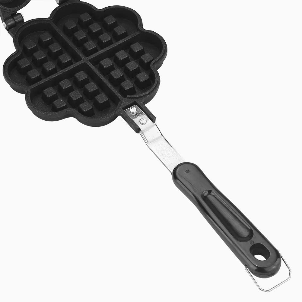 Ein schwarzes Waffeleisen mit einer blütenförmigen Kochfläche und einem schwarzen Griff, vor weißem Hintergrund.