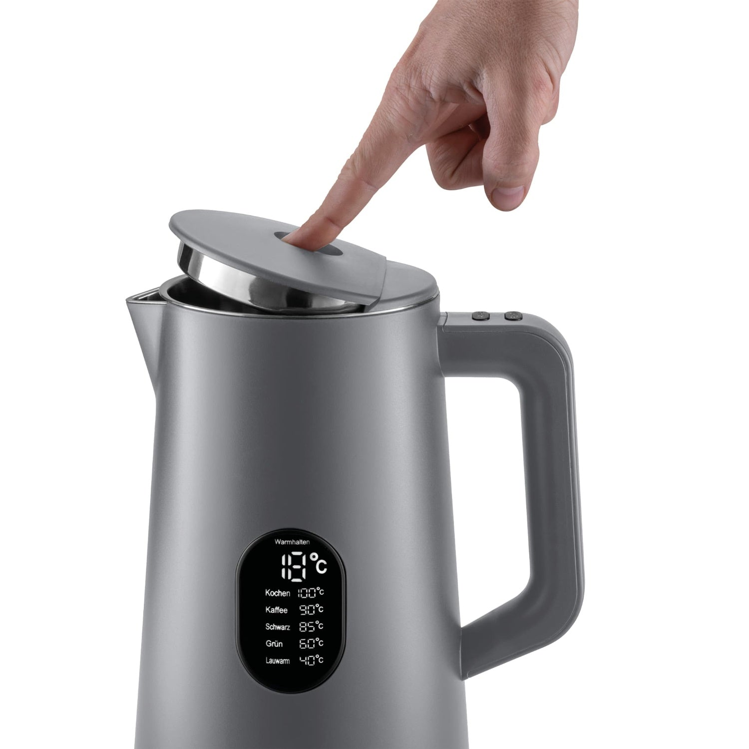 Eine Hand drückt auf den Deckel eines grauen Wasserkochers. Der Wasserkocher hat ein Digitaldisplay mit Temperatureinstellungen.