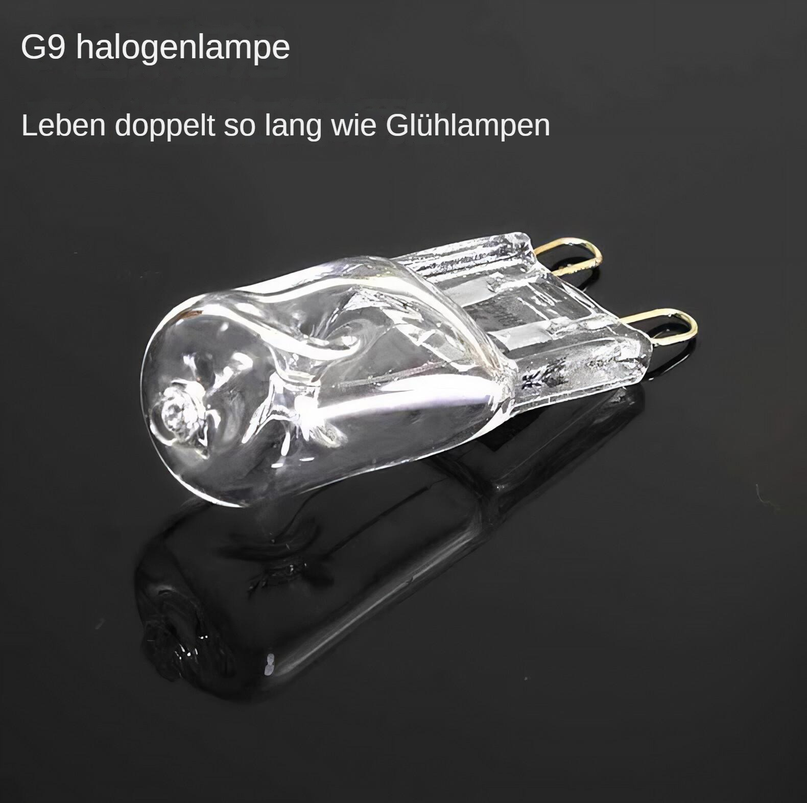 Eine klare G9-Halogenlampe mit goldenen Zinken auf einer reflektierenden schwarzen Oberfläche, die einen Schatten wirft.