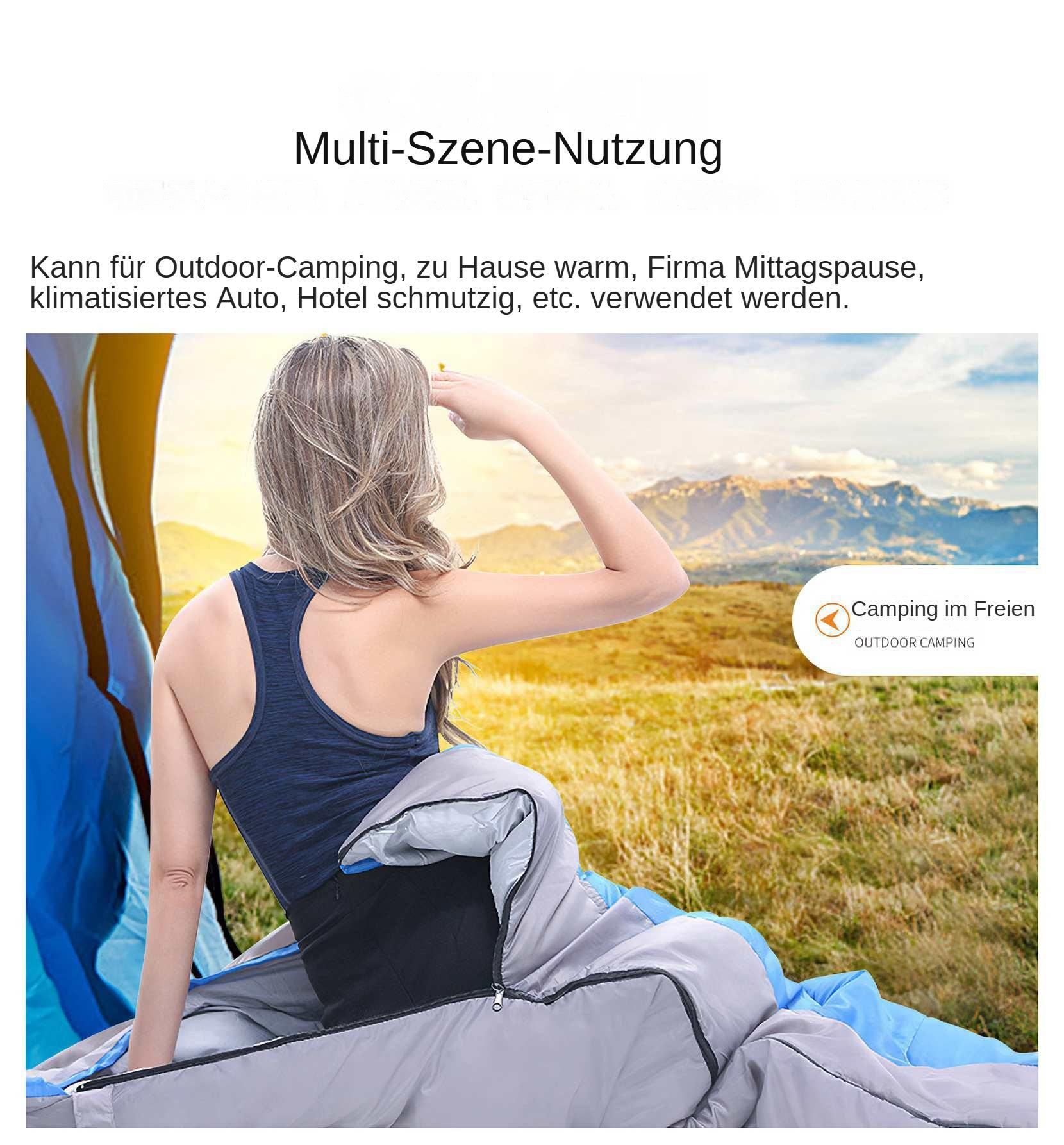Frau in blauem Top in einem Schlafsack, Blick auf ein Bergmassiv. Im Hintergrund ein Feld und Himmel.