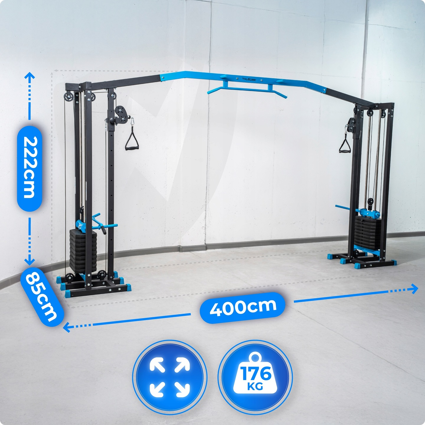 Czarno-niebieska maszyna do ćwiczeń z ciężarami i drążkiem do podciągania. Na zdjęciu pokazano również wymiary wysokości, szerokości i wagi.